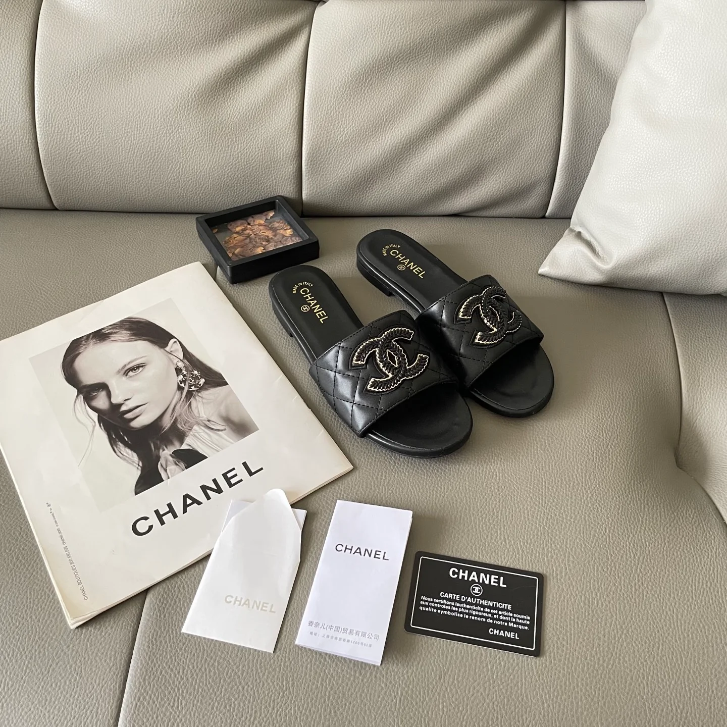 C buckle flat bottom slippers/thick heel slippers