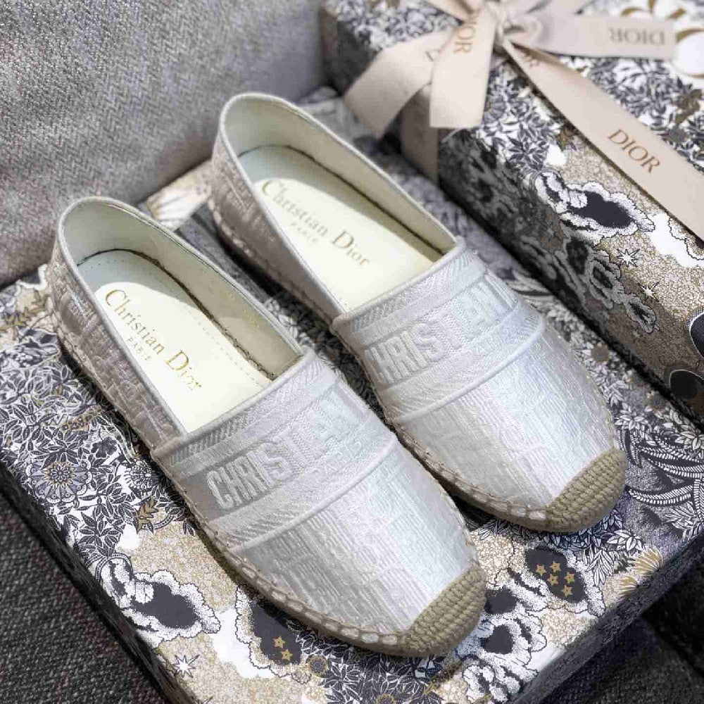 Classic Embroidered Fisherman Shoes