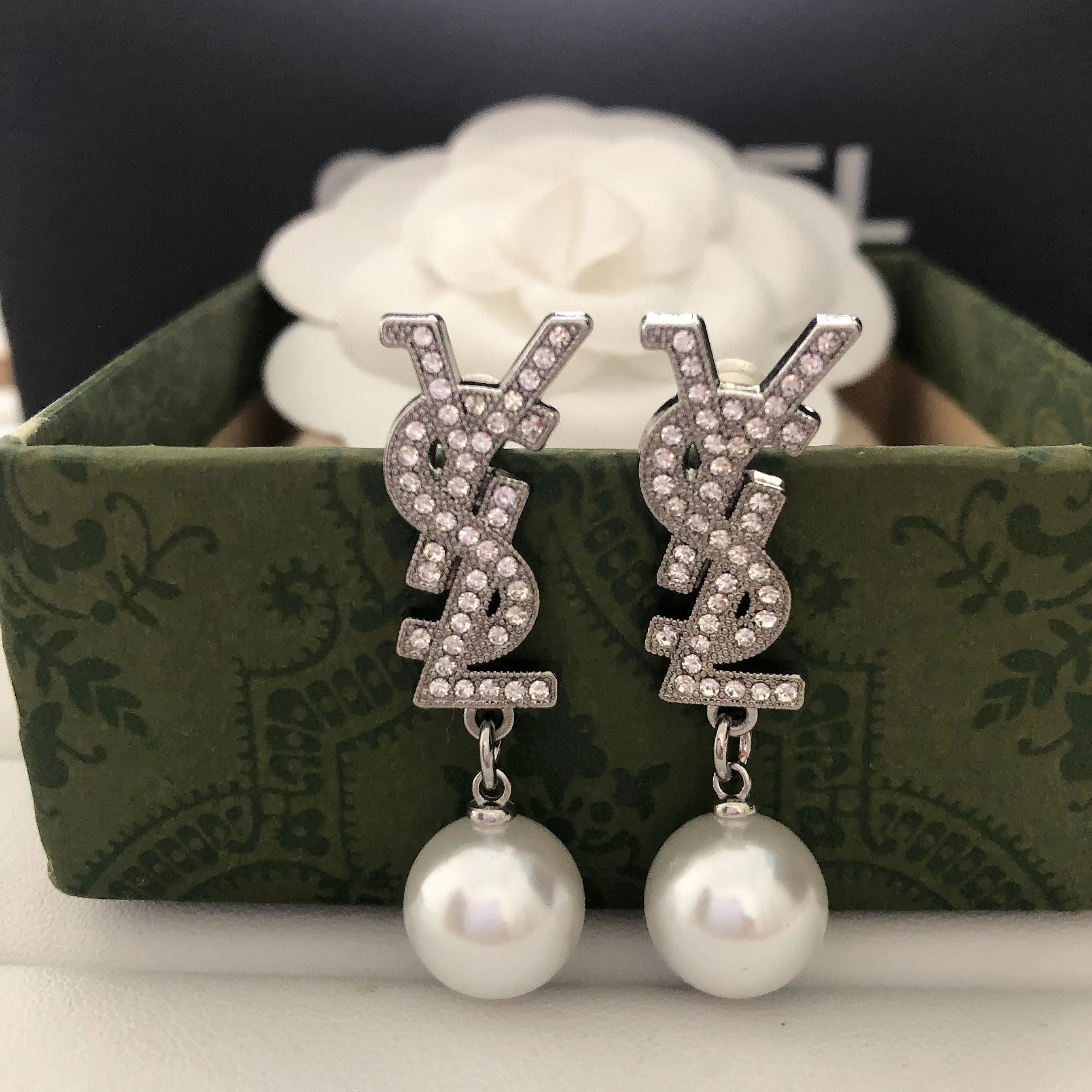 Diamond and pearl earrings Y01