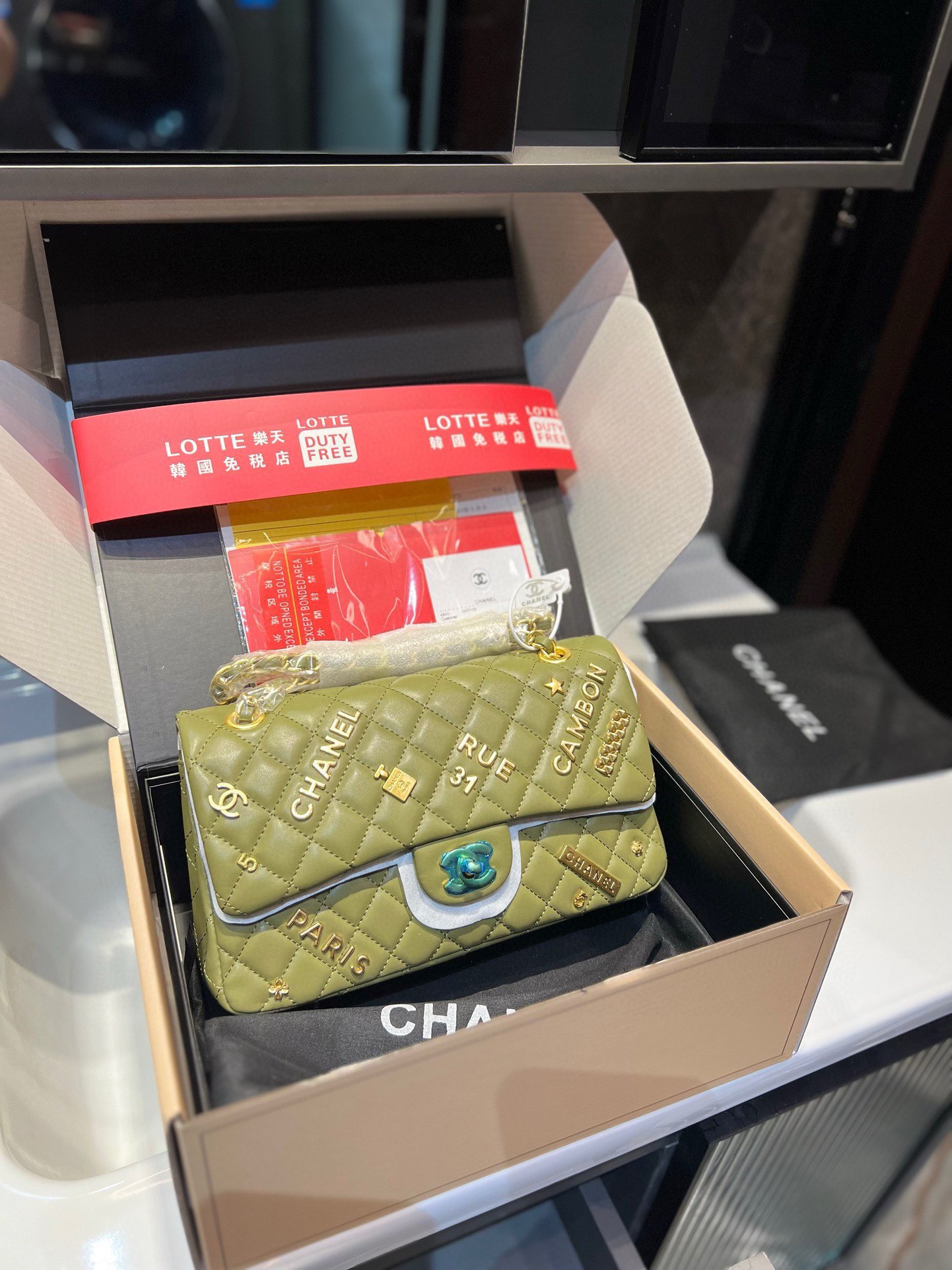 Extreme beauty, fashionable and versatile handbag