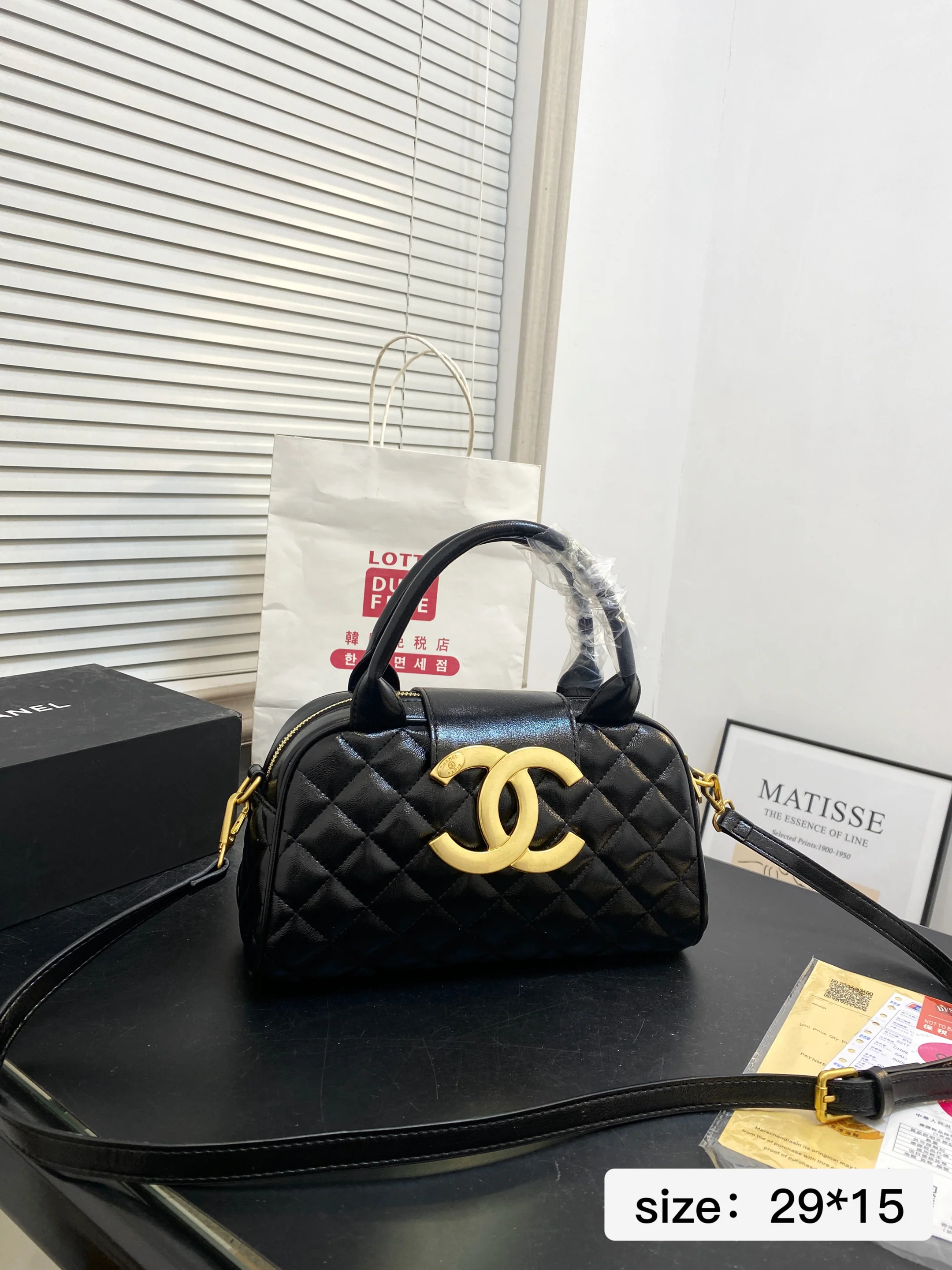 Handbag with quilted chain