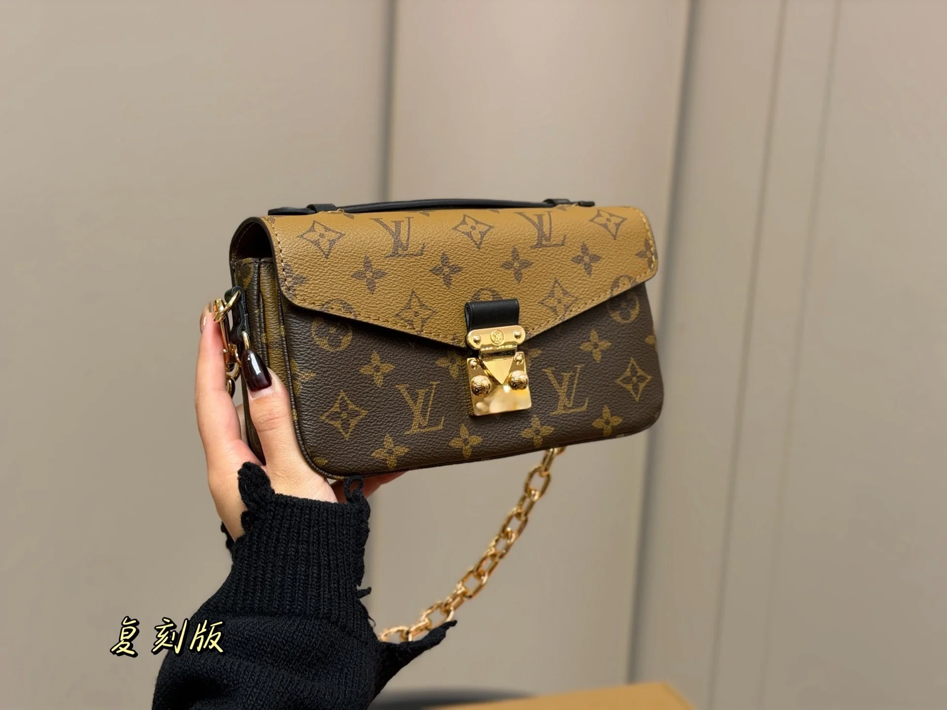 Classic steel and metal messenger bag 21cm