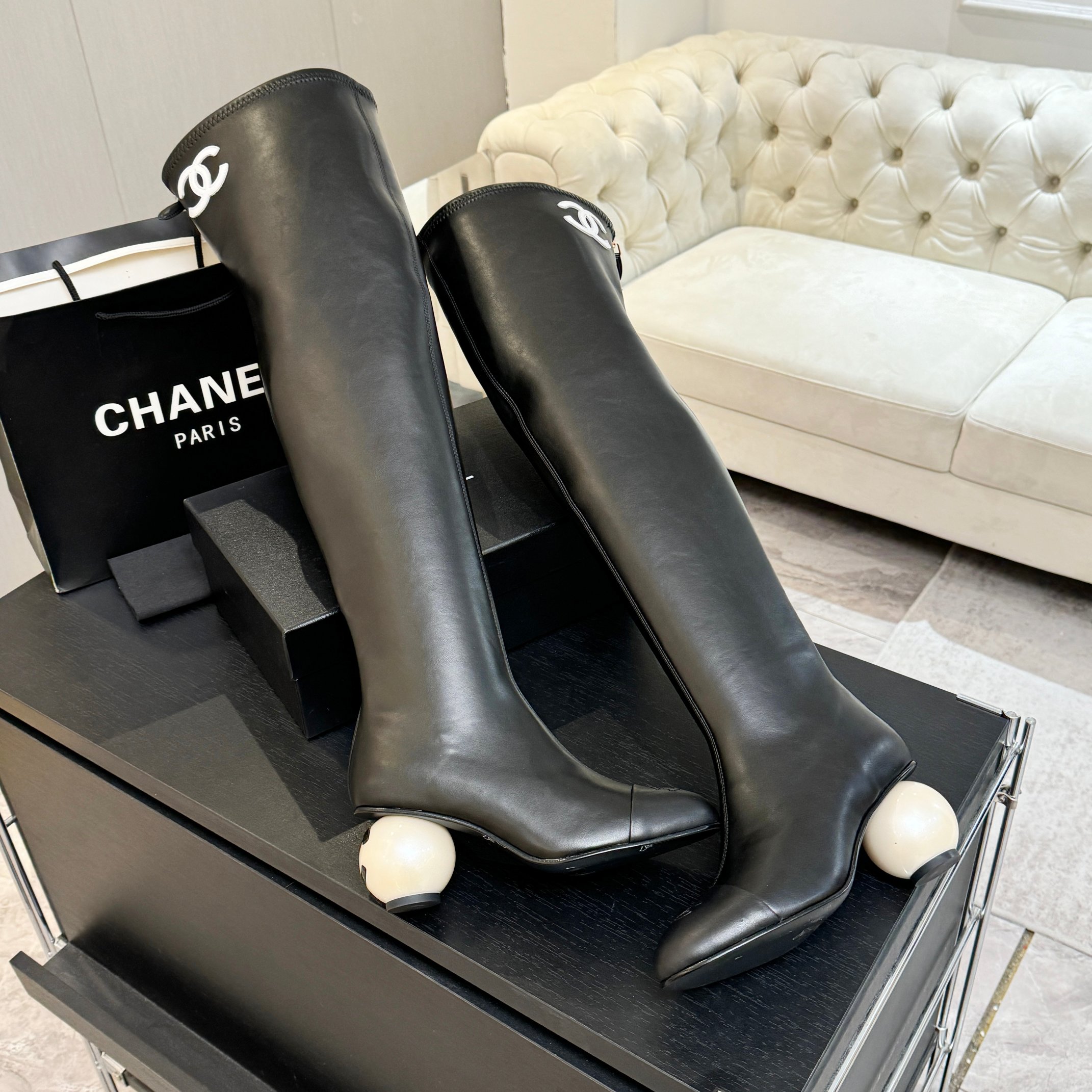 Pearl-heeled runway elastic boots