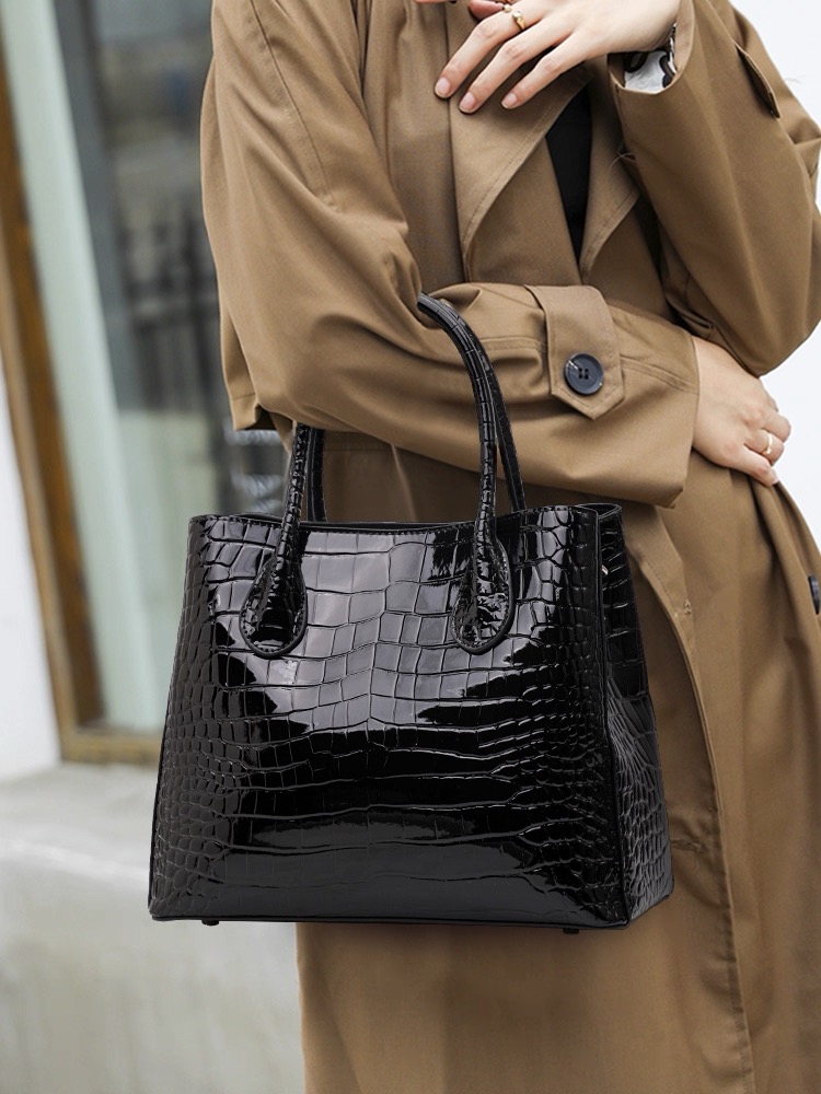 High-end genuine leather women's bag with crocodile pattern, 2025 new model, high-class and luxurious, large capacity, mom's handbag, cowhide crossbody bag, women's bag