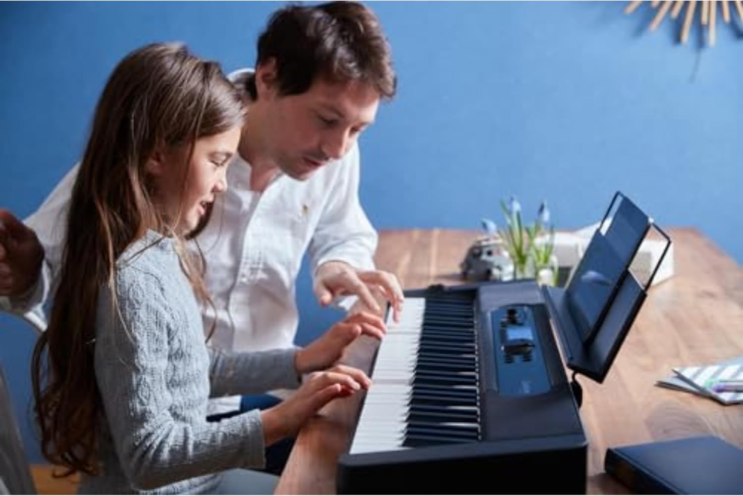 Casio Casiotone CT-S400 Teclado portátil sensible al tacto de 61 teclas con 600 tonos, 200 ritmos, pantalla LCD, grabadora de 5 pistas, USB, altavoces estéreo, entrada auxiliar, salida de auriculares,