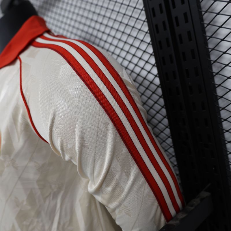 Retro player version of Bayern long-sleeved football jersey