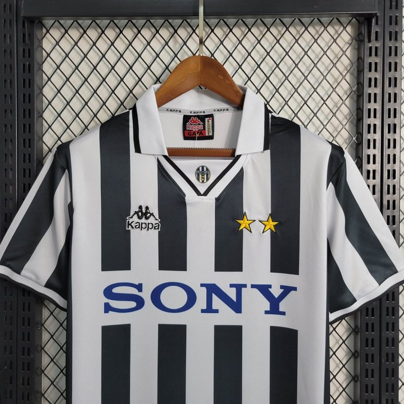 1995/1996 Retro Juventus Home Football Shirt