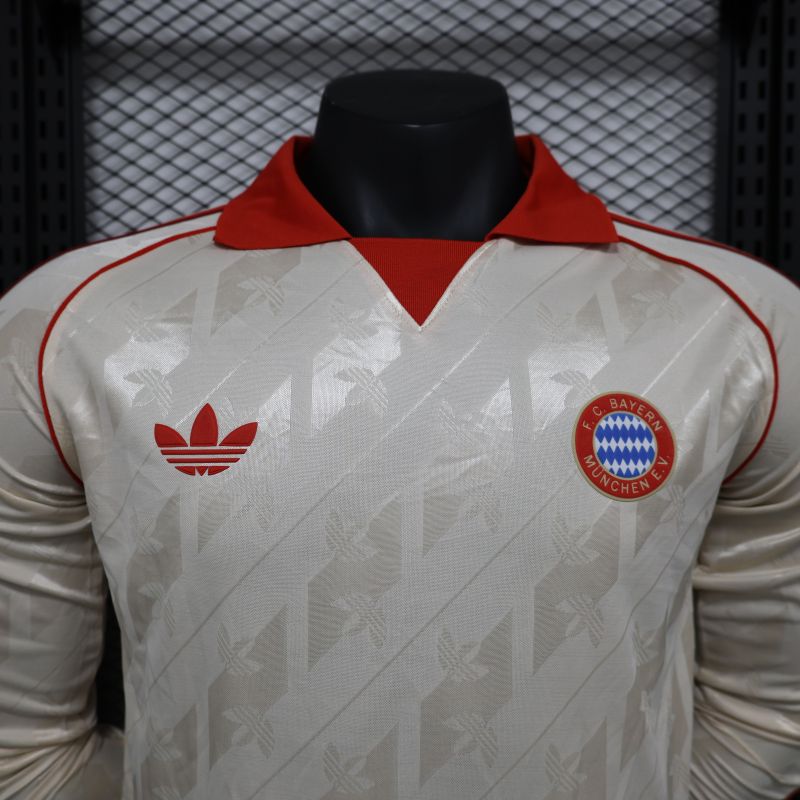 Retro player version of Bayern long-sleeved football jersey