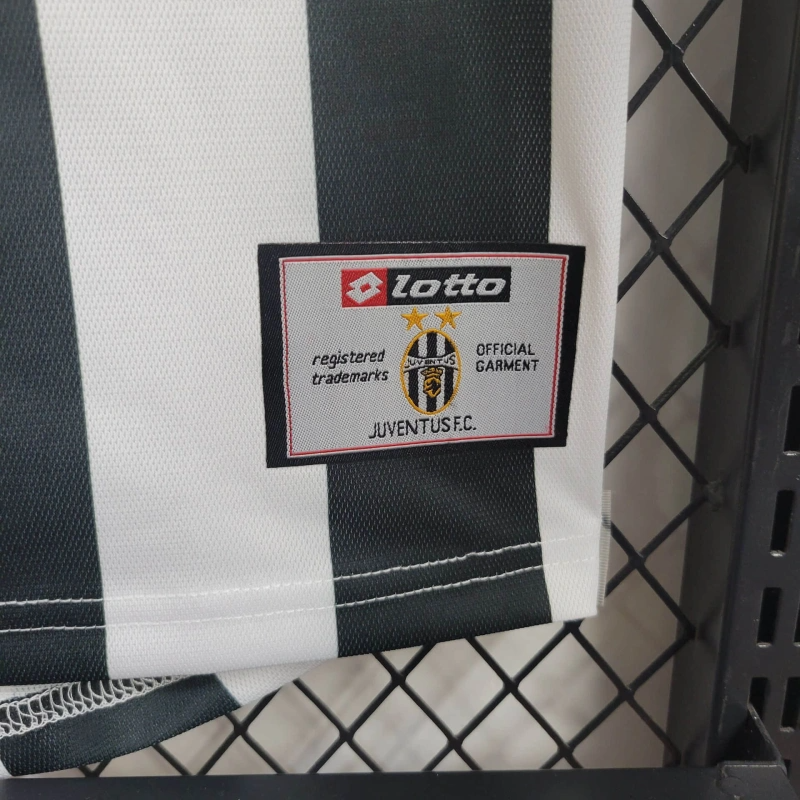 2001/2002 Retro Juventus Home Football Shirt