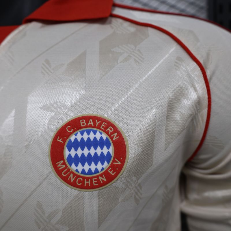 Retro player version of Bayern long-sleeved football jersey