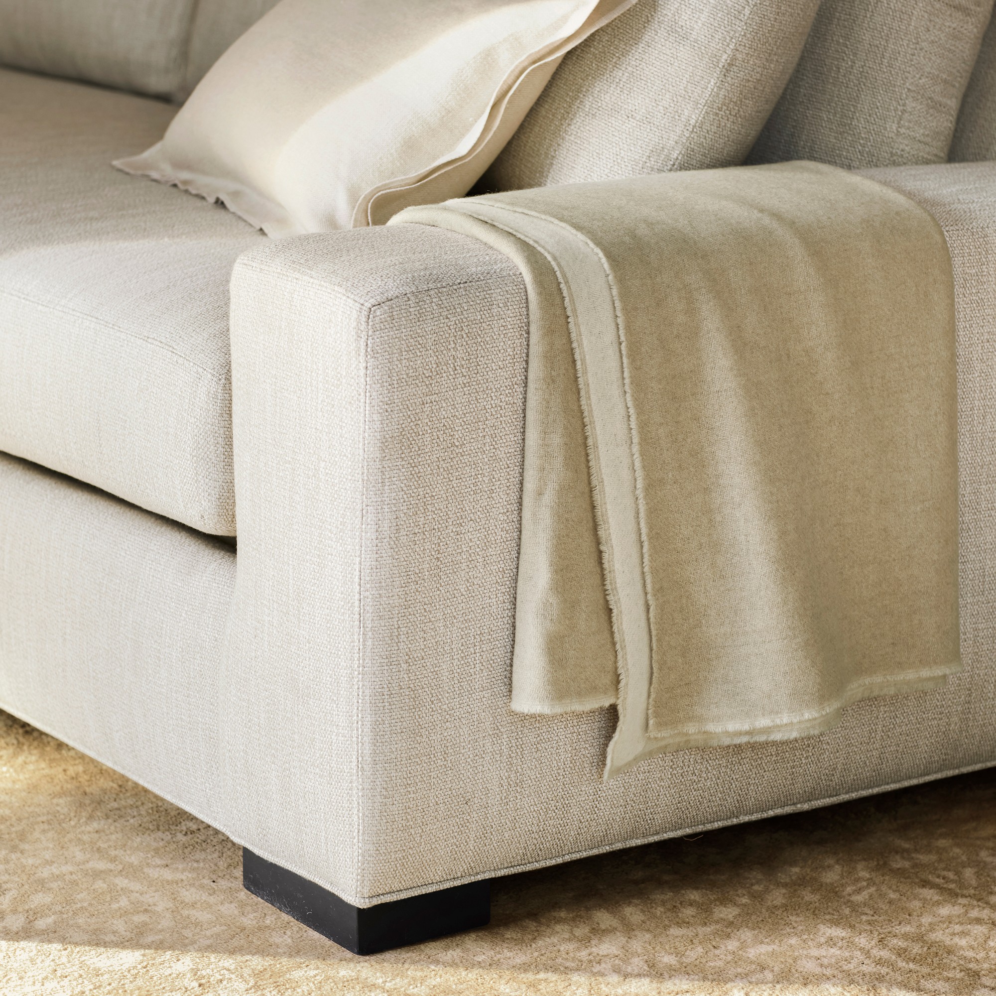 Robertson 2-Piece L-Shape Sectional with Chaise (132)