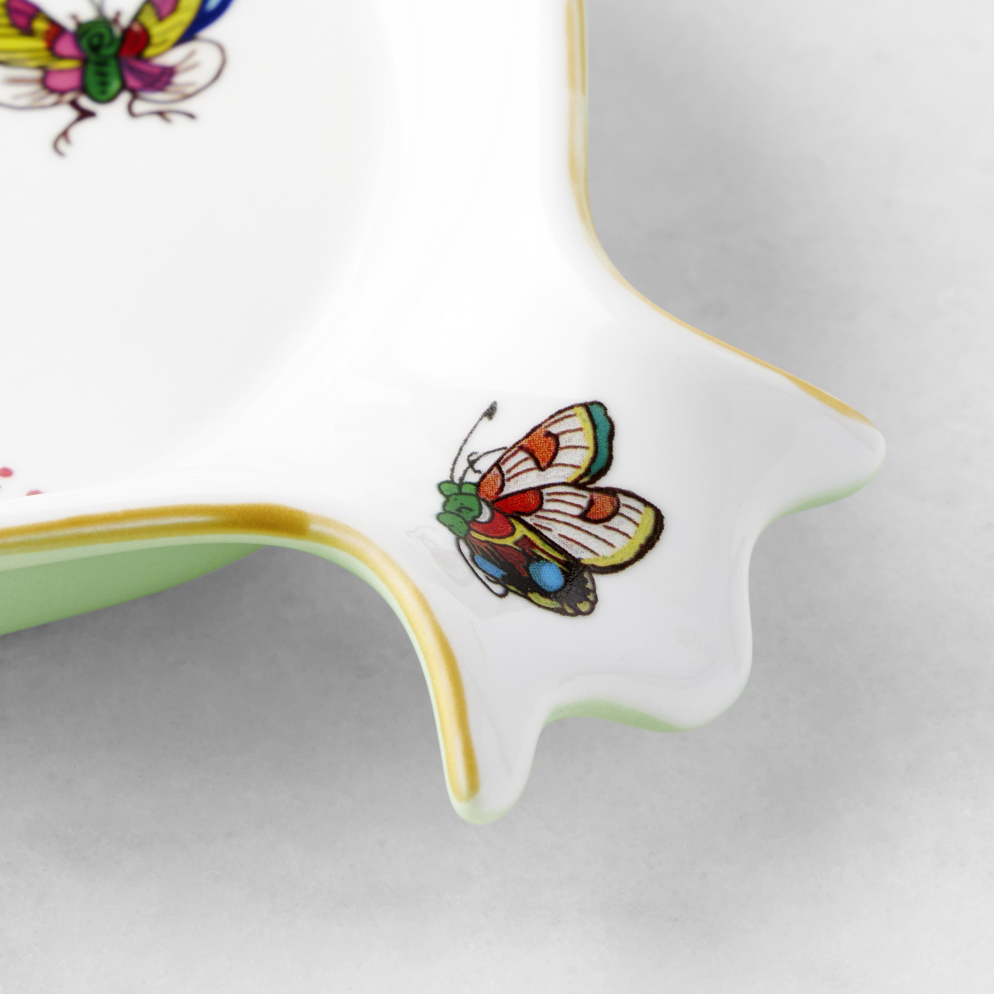 Famille Rose Porcelain Spoon Rest