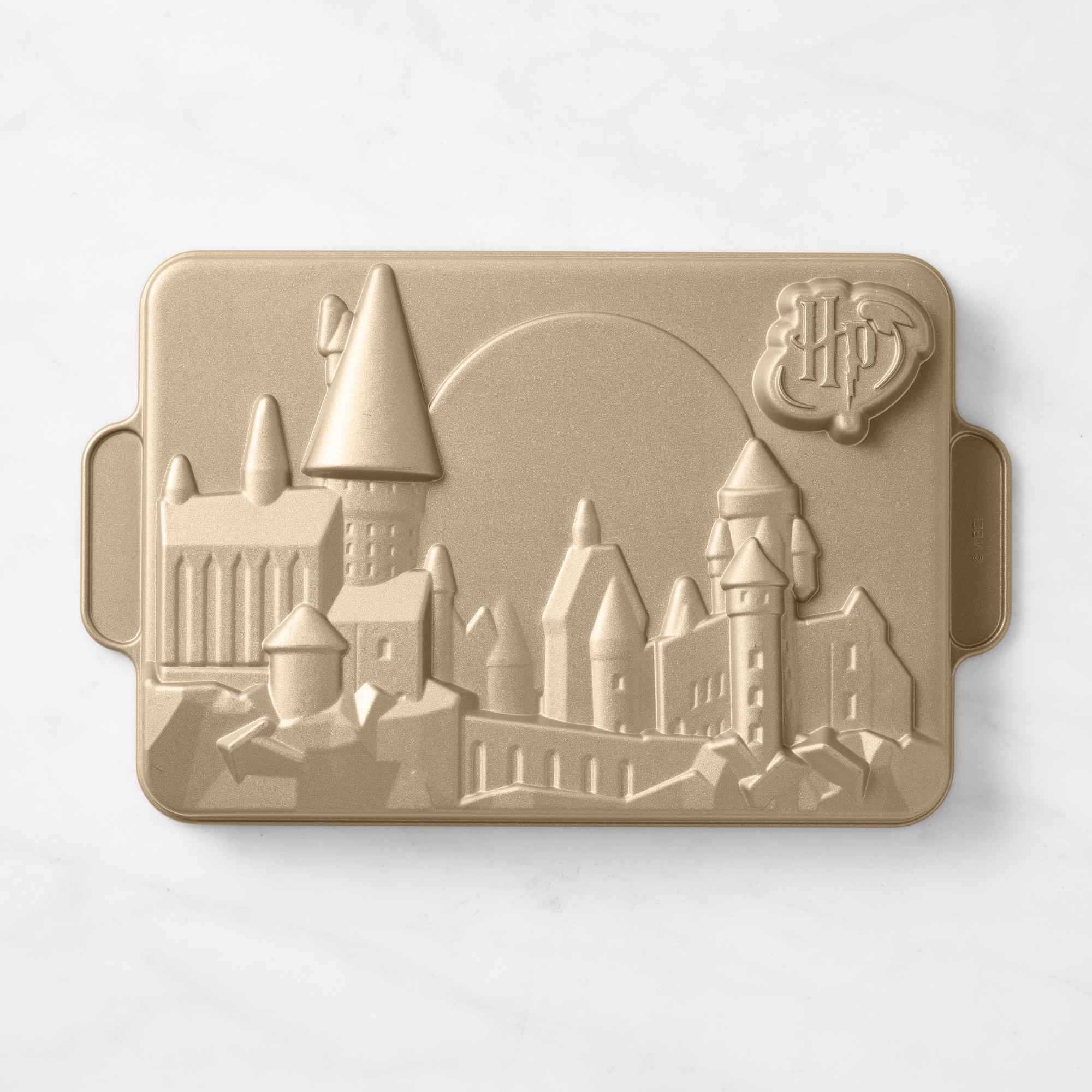 HARRY POTTER™ Hogwarts Cast Aluminum Nonstick Cake Pan, 13 x 9