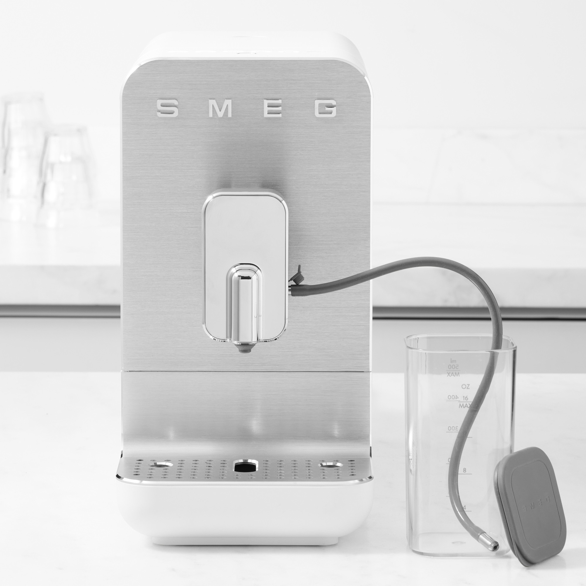 SMEG Fully-Automatic Espresso Machine with Automatic Milk Frothing