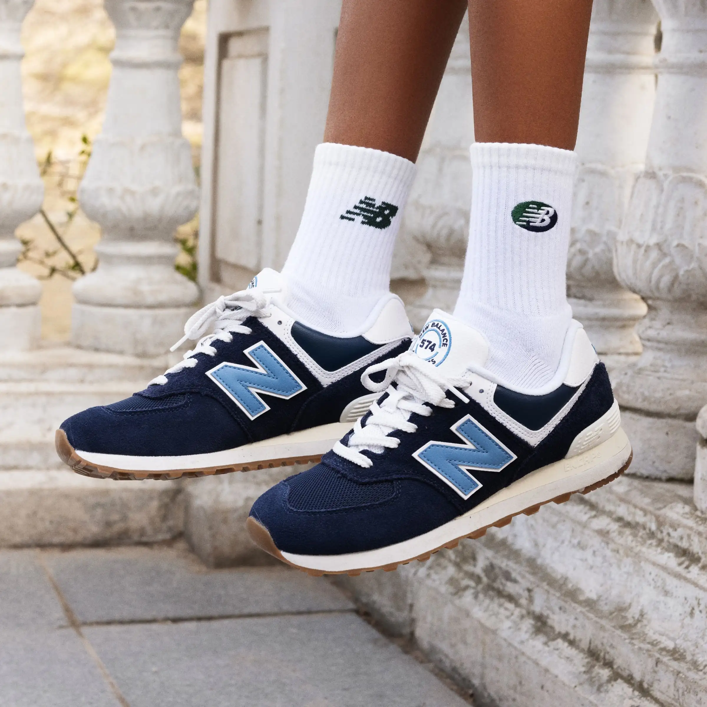 574 - Navy with White