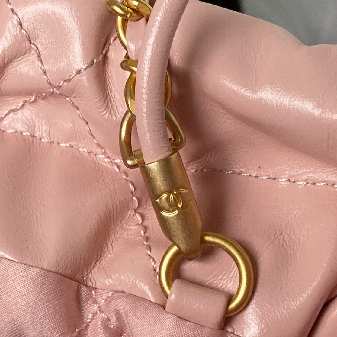 CHANEL CHANEL 22 Mini Handbag Shiny Calfskin & Gold-Tone Metal Light Pink- AS3980