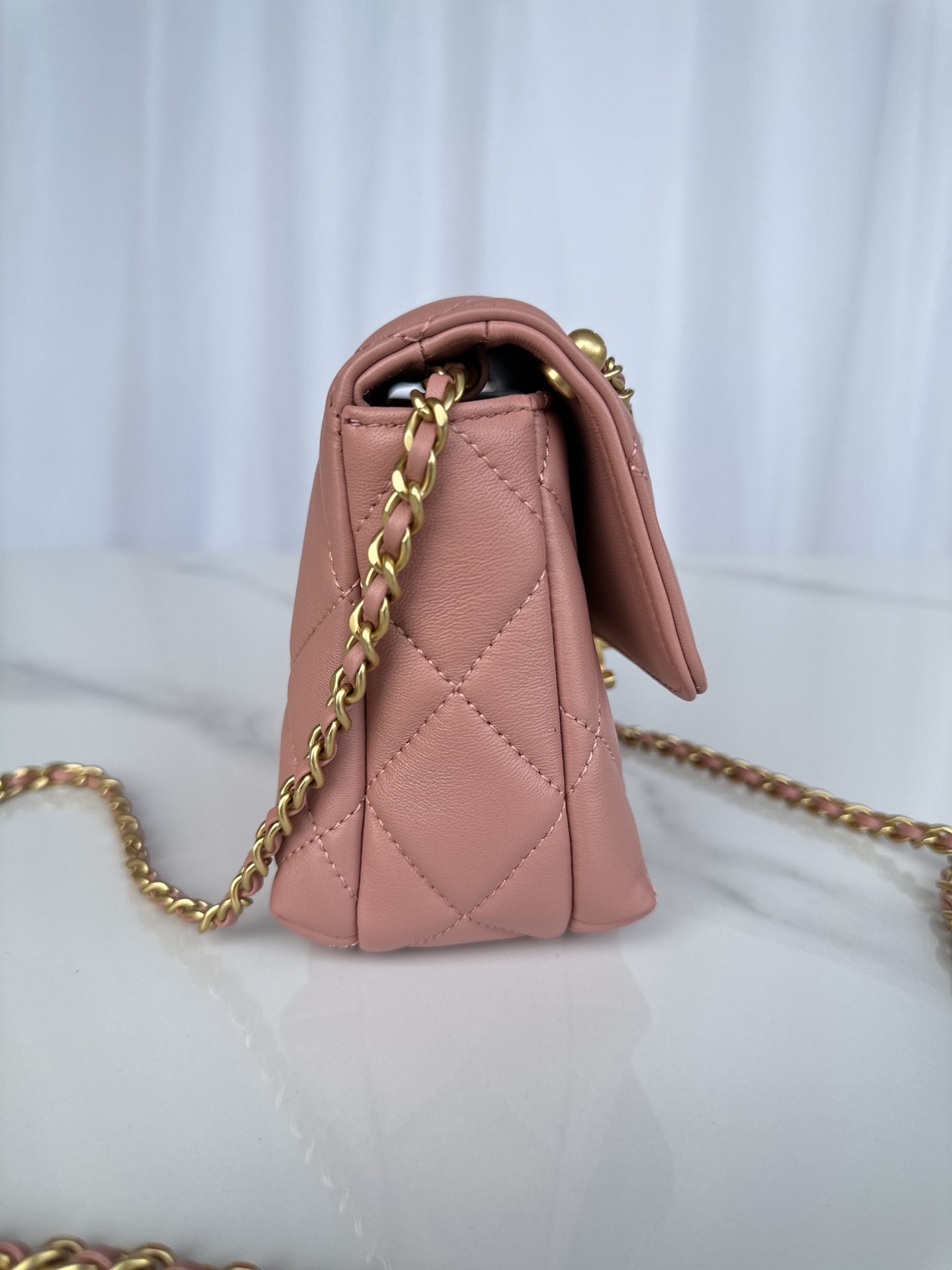 CHANEL Mini flap bag Shiny lambskin, faux pearls and gold coloured metal Rose pink-AS4986