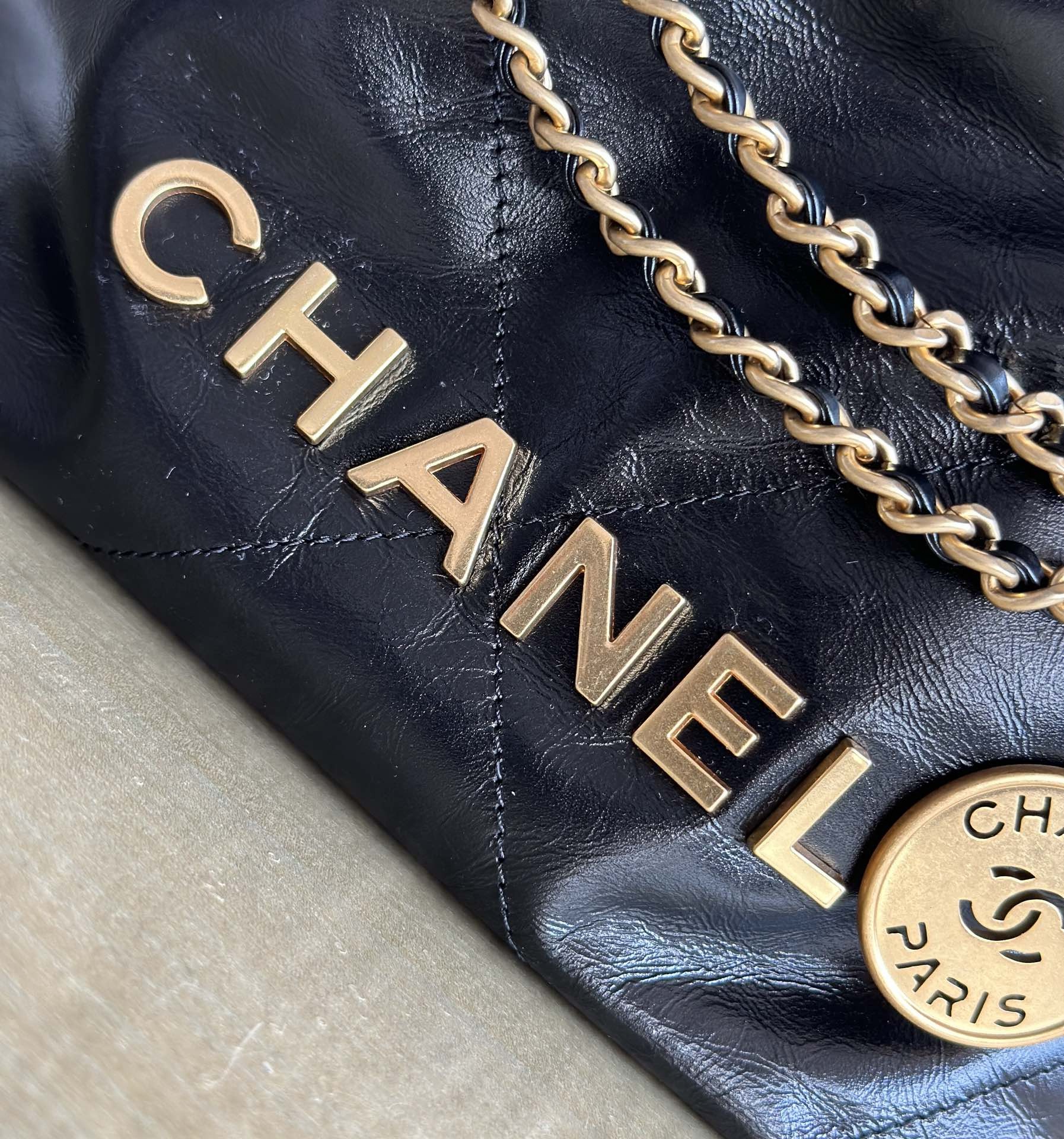 CHANEL CHANEL 22 Mini Handbag Shiny Calfskin & Gold-Tone Metal Black- AS3980