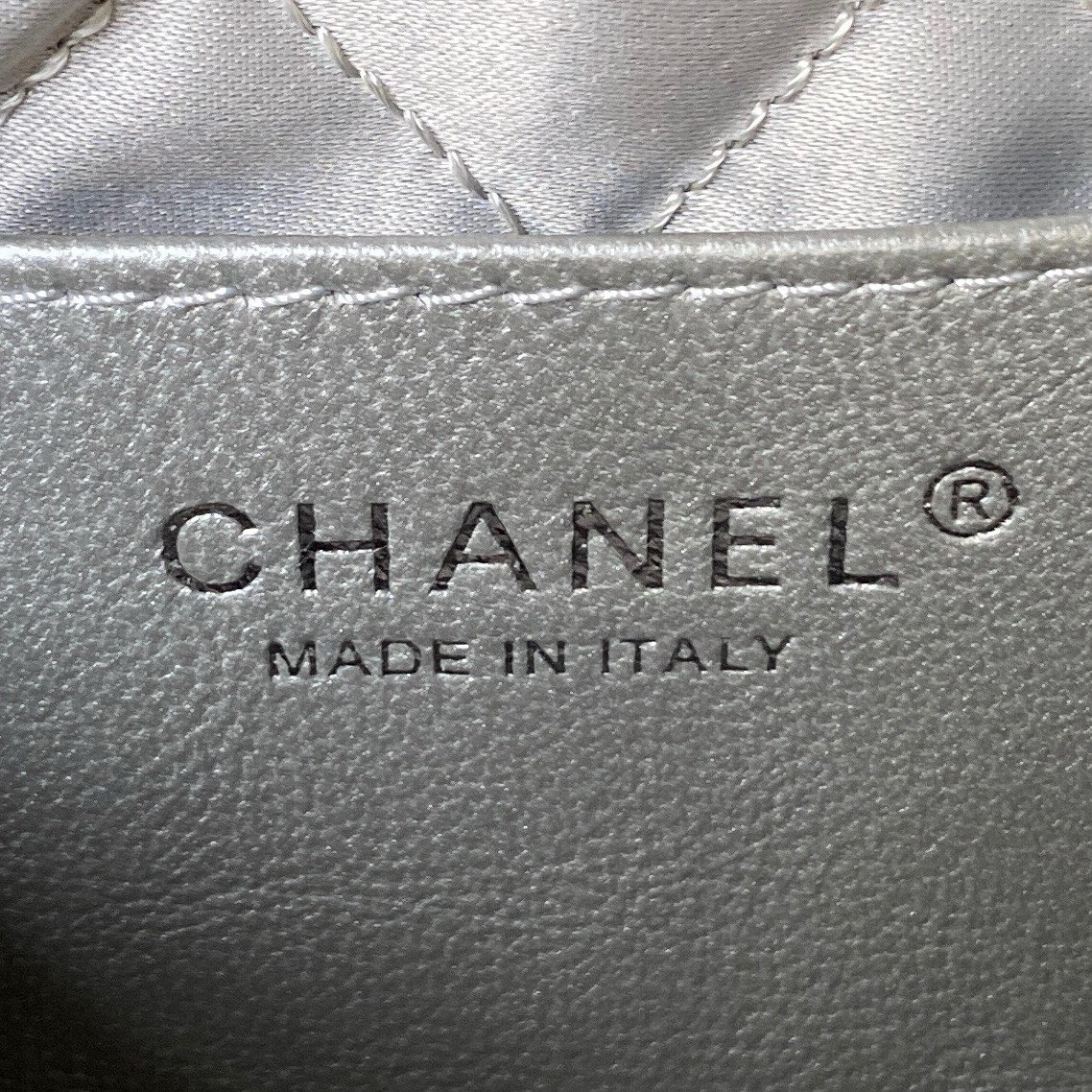 CHANEL CHANEL 22 Mini Handbag Metallic Lambskin & Silver-Tone Metal Silver - AS3980