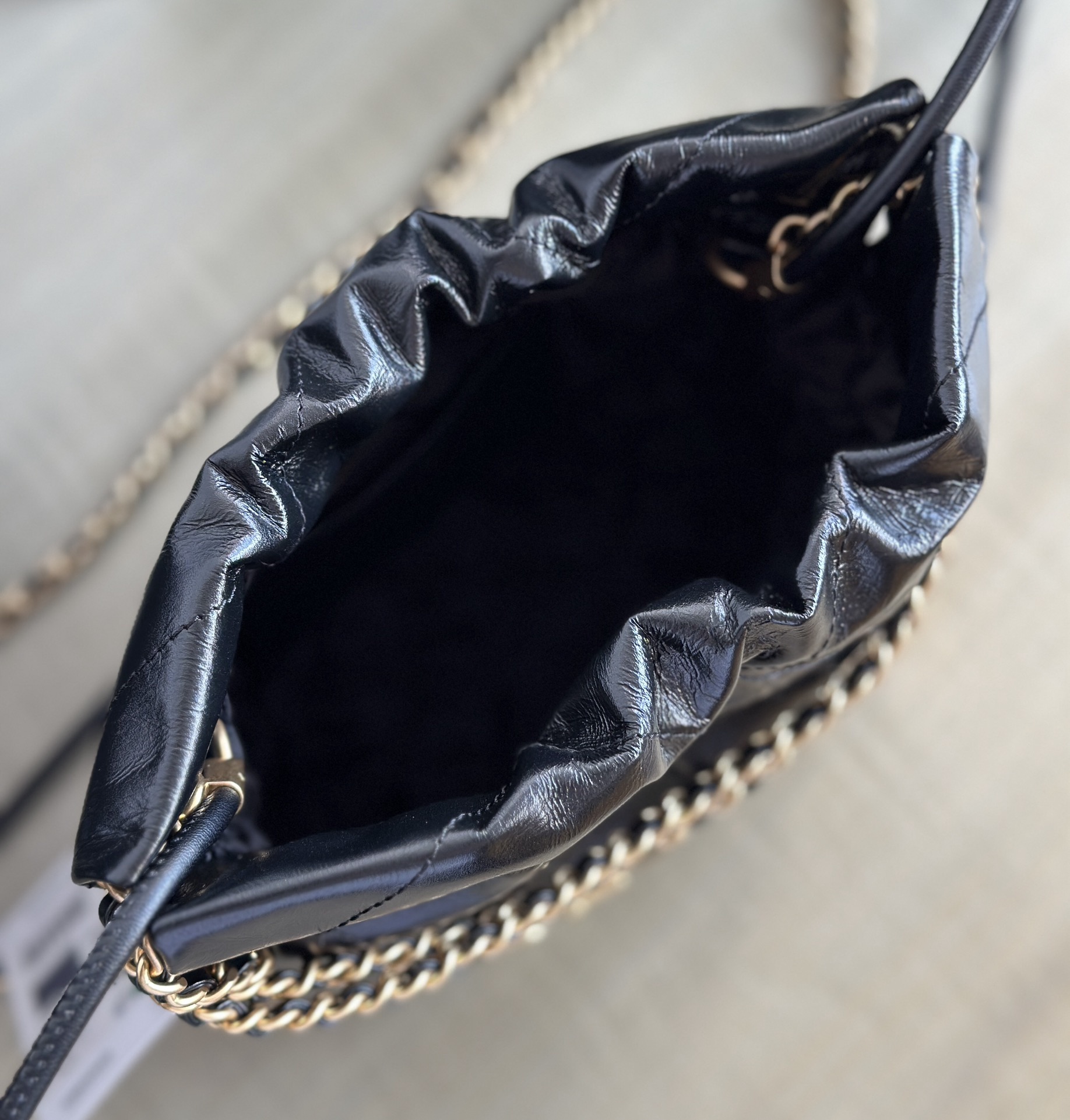 CHANEL CHANEL 22 Mini Handbag Shiny Calfskin & Gold-Tone Metal Black- AS3980