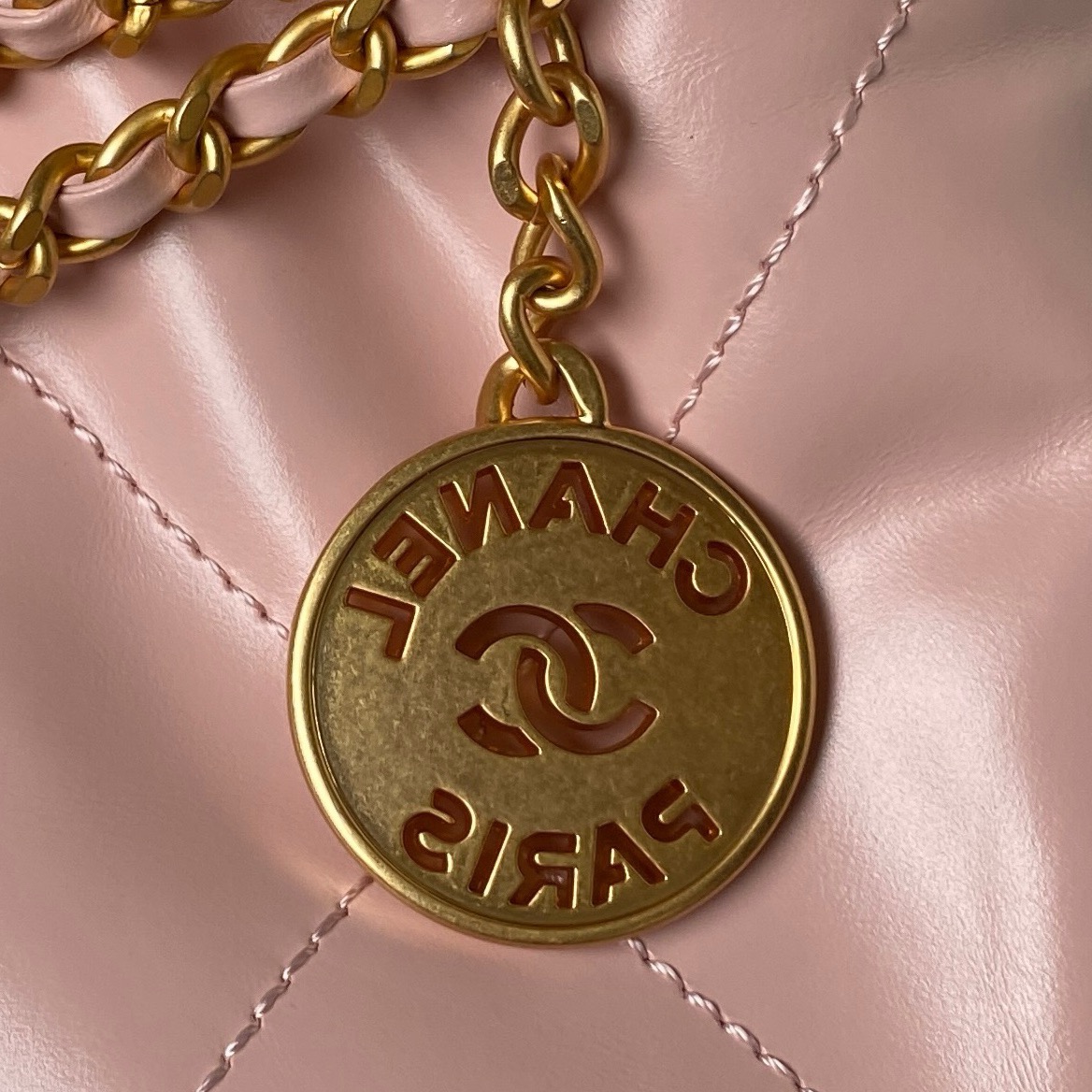 CHANEL CHANEL 22 Mini Handbag Shiny Calfskin & Gold-Tone Metal Light Pink- AS3980