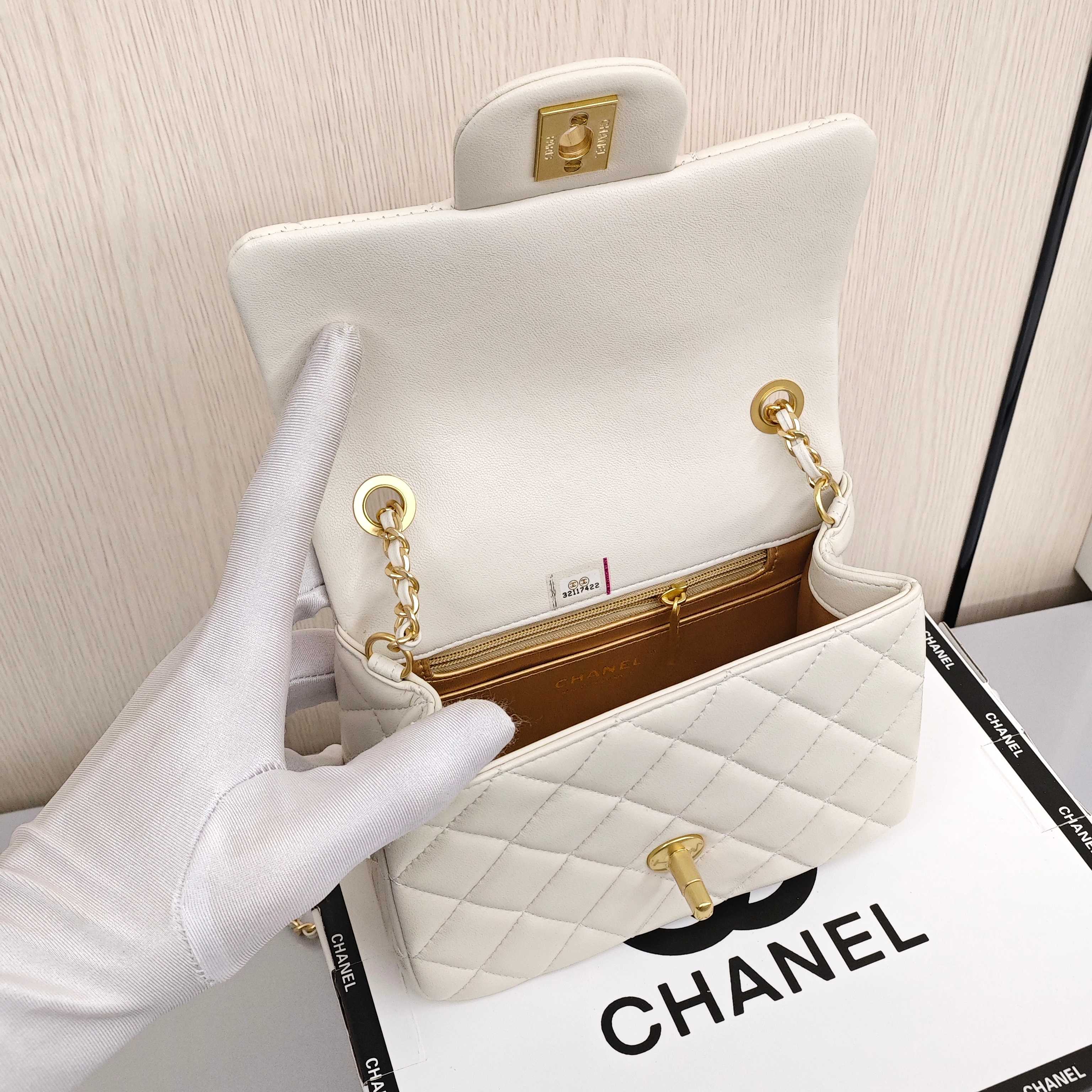 CHANEL SIZE22 Double Gold Bead Small Gold Ball Flap Bag, made of cowhide, Crossbody, Hand - carry and Shoulder Bag, Women's Style, White