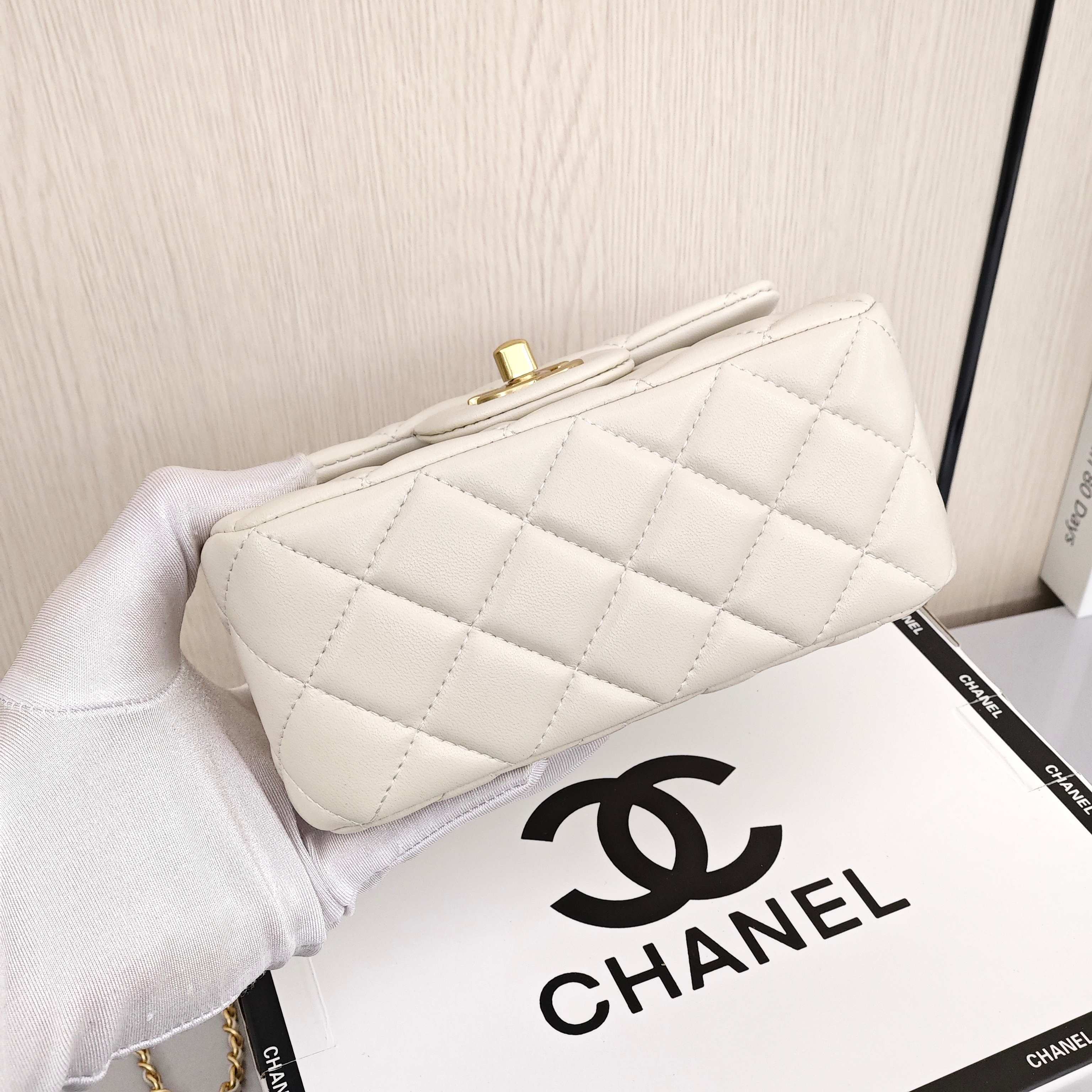 CHANEL SIZE22 Double Gold Bead Small Gold Ball Flap Bag, made of cowhide, Crossbody, Hand - carry and Shoulder Bag, Women's Style, White