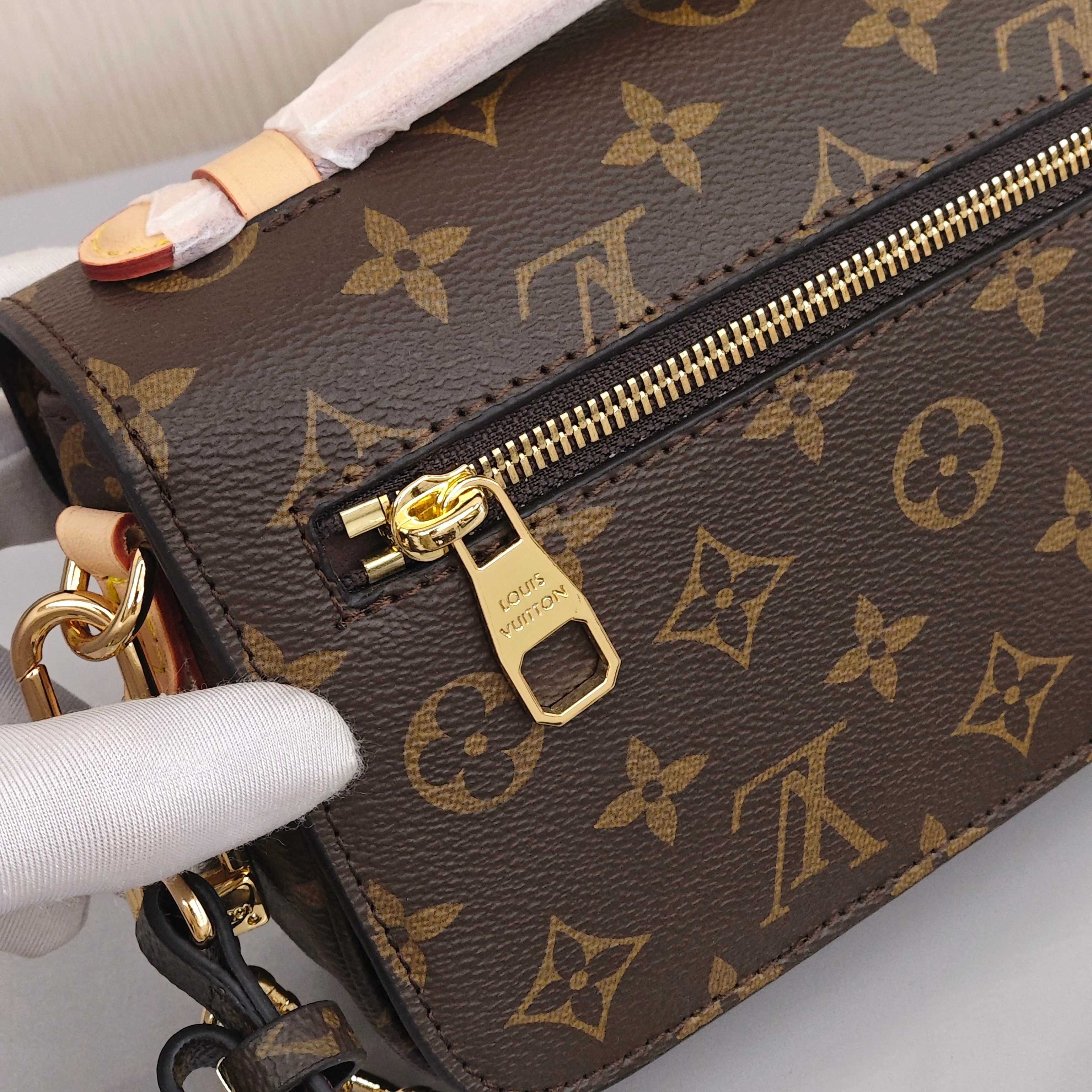 LOUIS VUITTON Pochette Metis East West Regular - sized Women's Handbag/Shoulder/Crossbody Bag with Monogram Canvas, Brown
