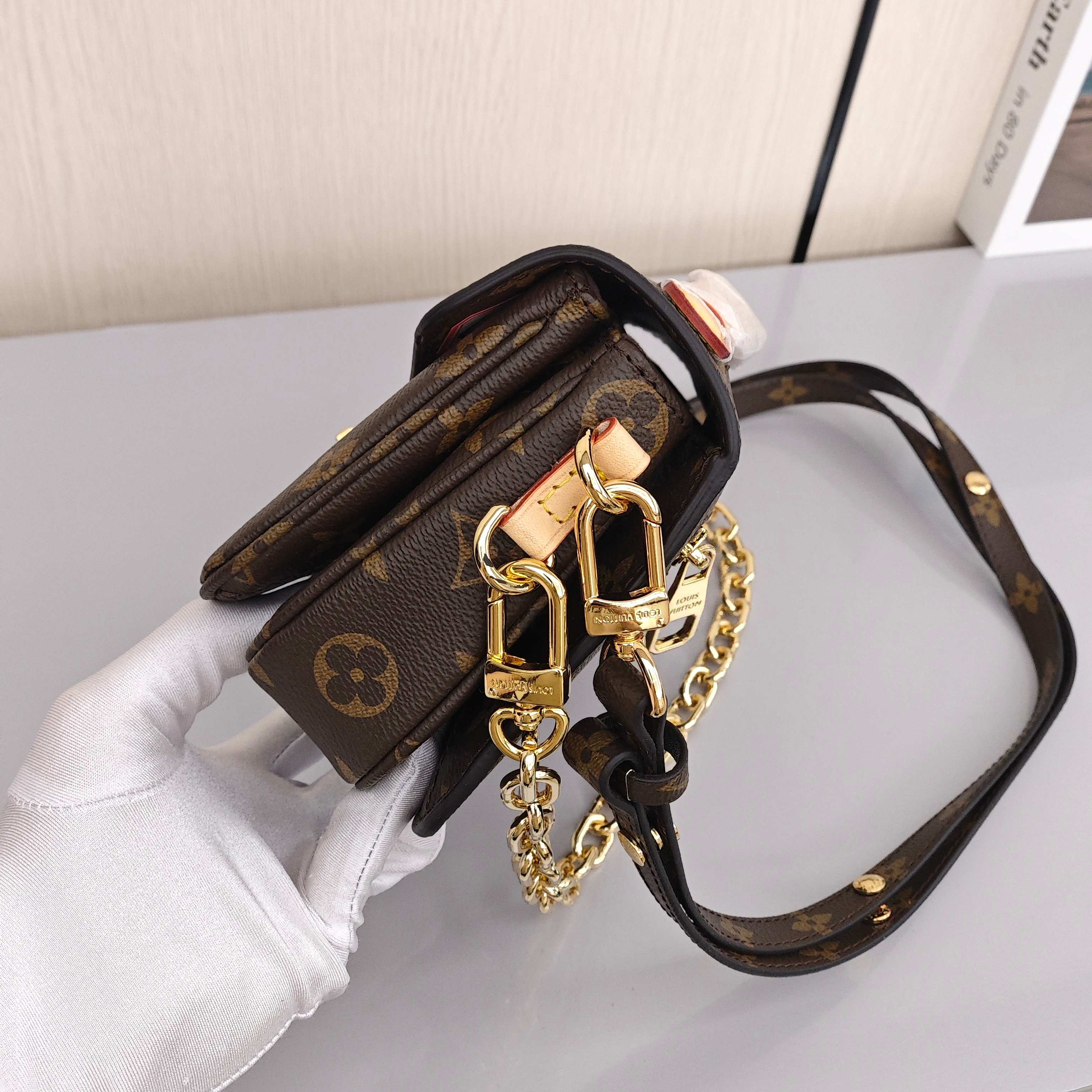 LOUIS VUITTON Pochette Metis East West Regular - sized Women's Handbag/Shoulder/Crossbody Bag with Monogram Canvas, Brown