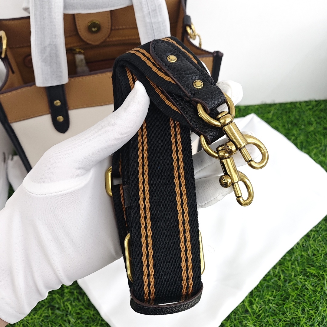 COACH Field 22 Leather Tote Bag / Shopping Bag, Small Size, Women's Style, White and Brown