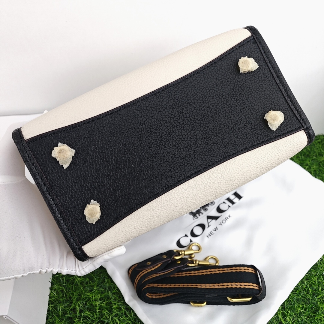 COACH Field 22 Leather Tote Bag / Shopping Bag, Small Size, Women's Style, White and Brown