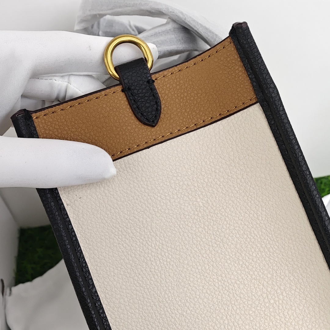 COACH Field 22 Leather Tote Bag / Shopping Bag, Small Size, Women's Style, White and Brown