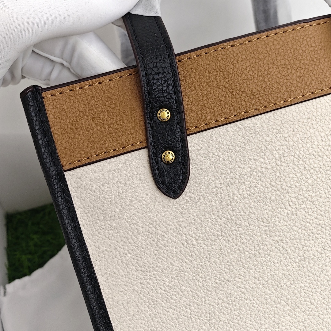 COACH Field 22 Leather Tote Bag / Shopping Bag, Small Size, Women's Style, White and Brown