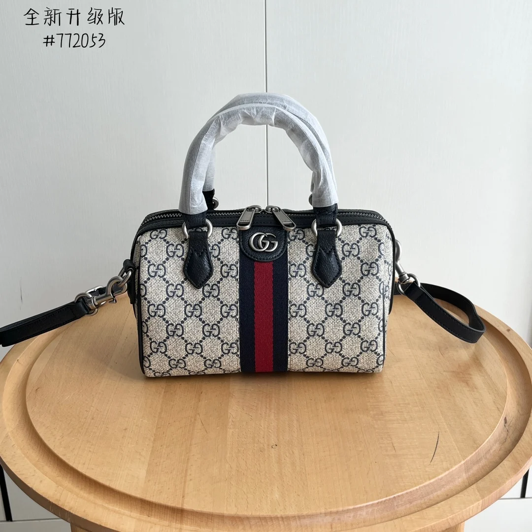 Gucci Supreme Handbag. Model: 772053