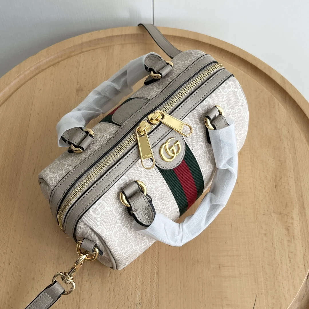 Gucci Supreme Handbag. Model: 772053