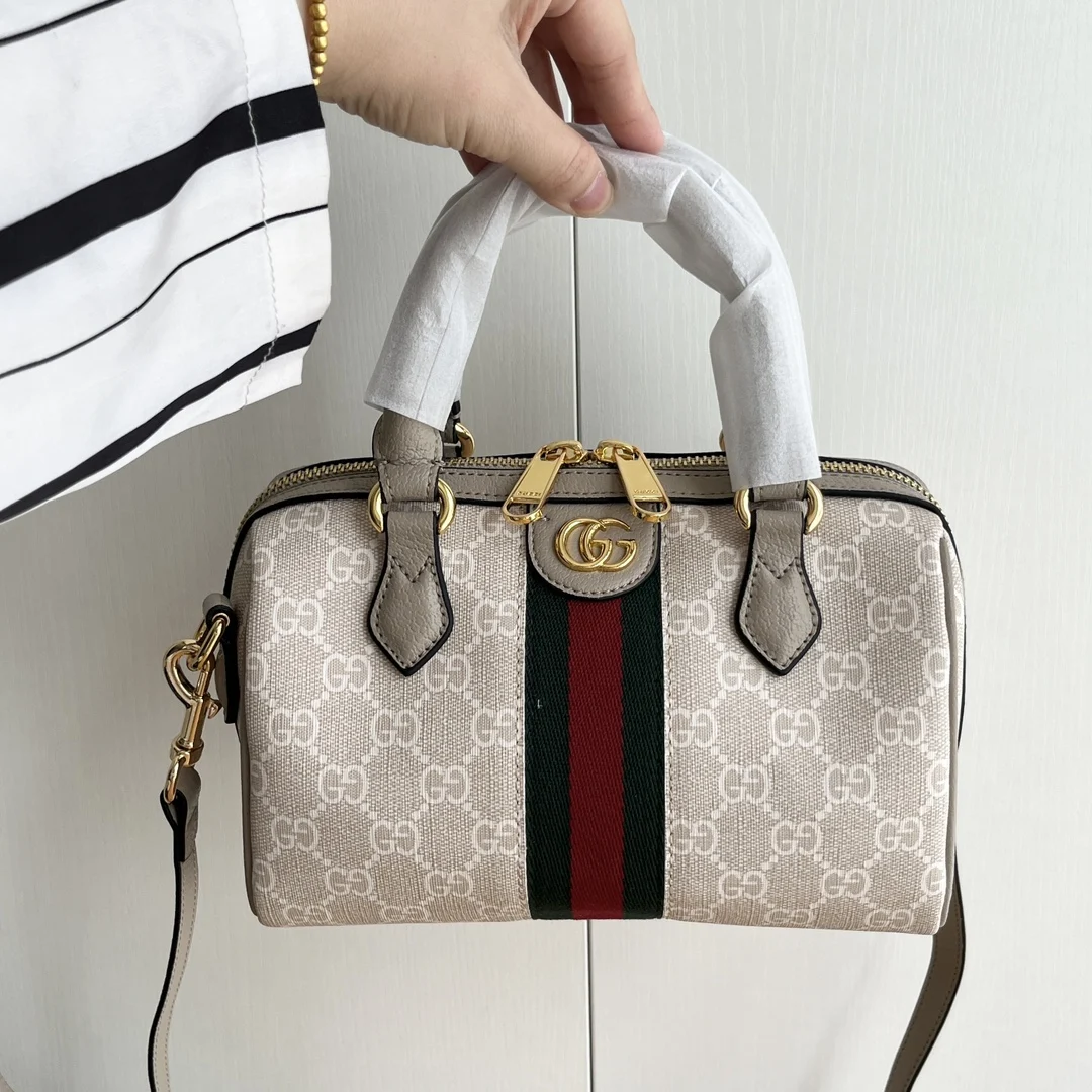 Gucci Supreme Handbag. Model: 772053