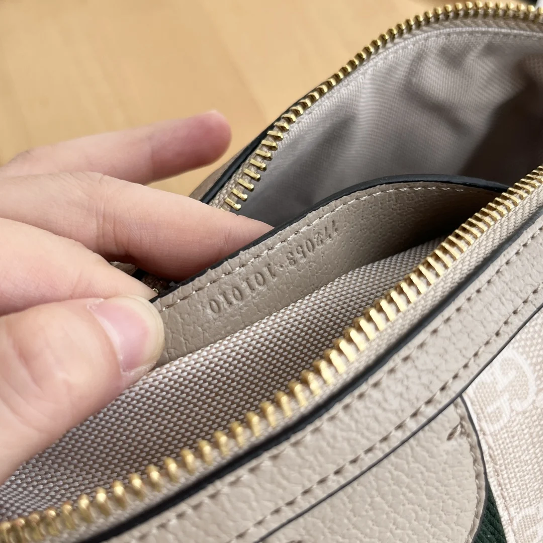 Gucci Supreme Handbag. Model: 772053