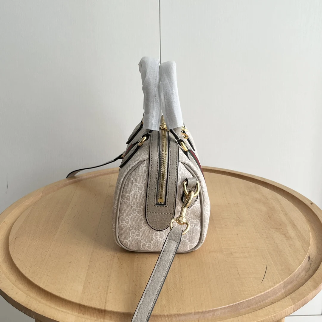 Gucci Supreme Handbag. Model: 772053