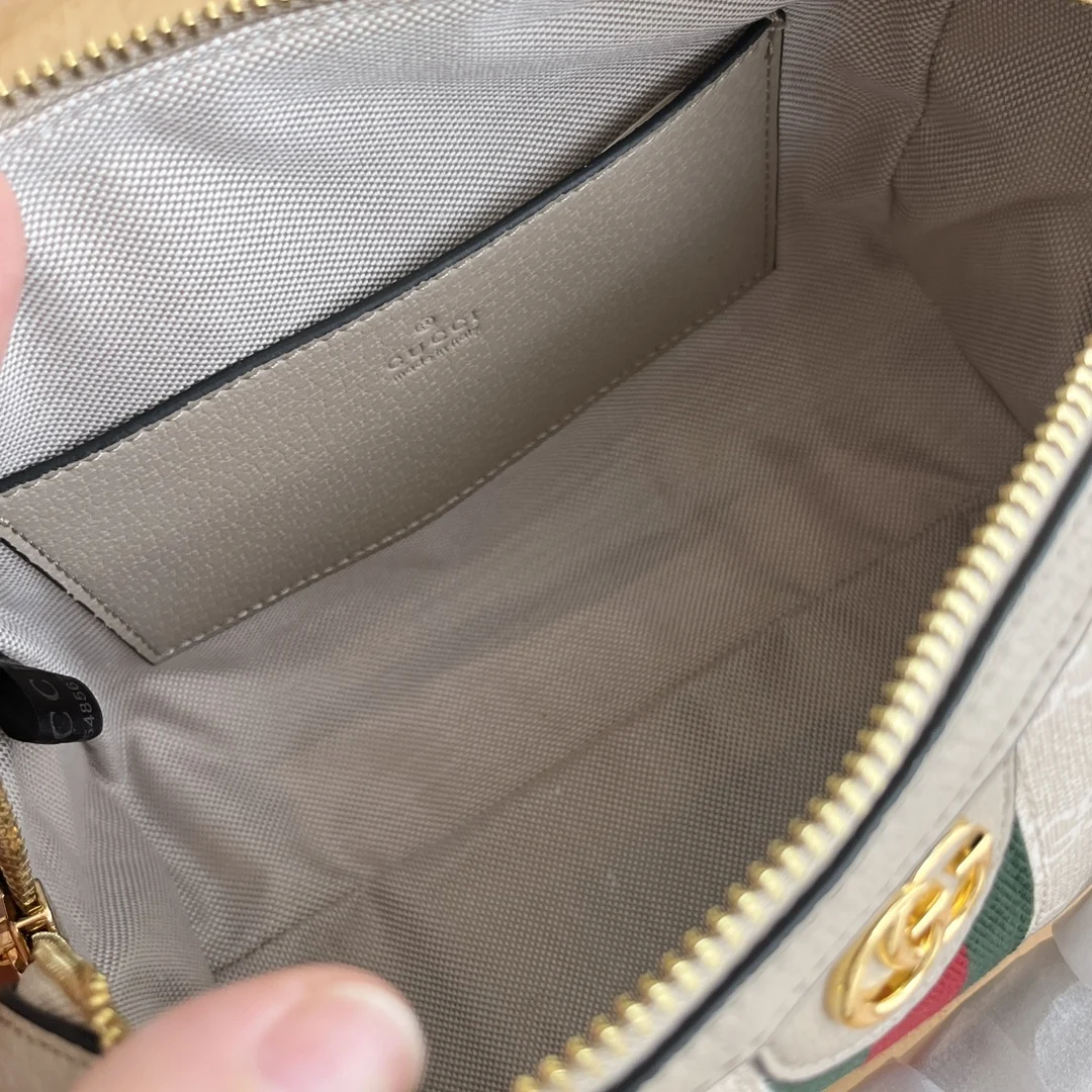 Gucci Supreme Handbag. Model: 772053