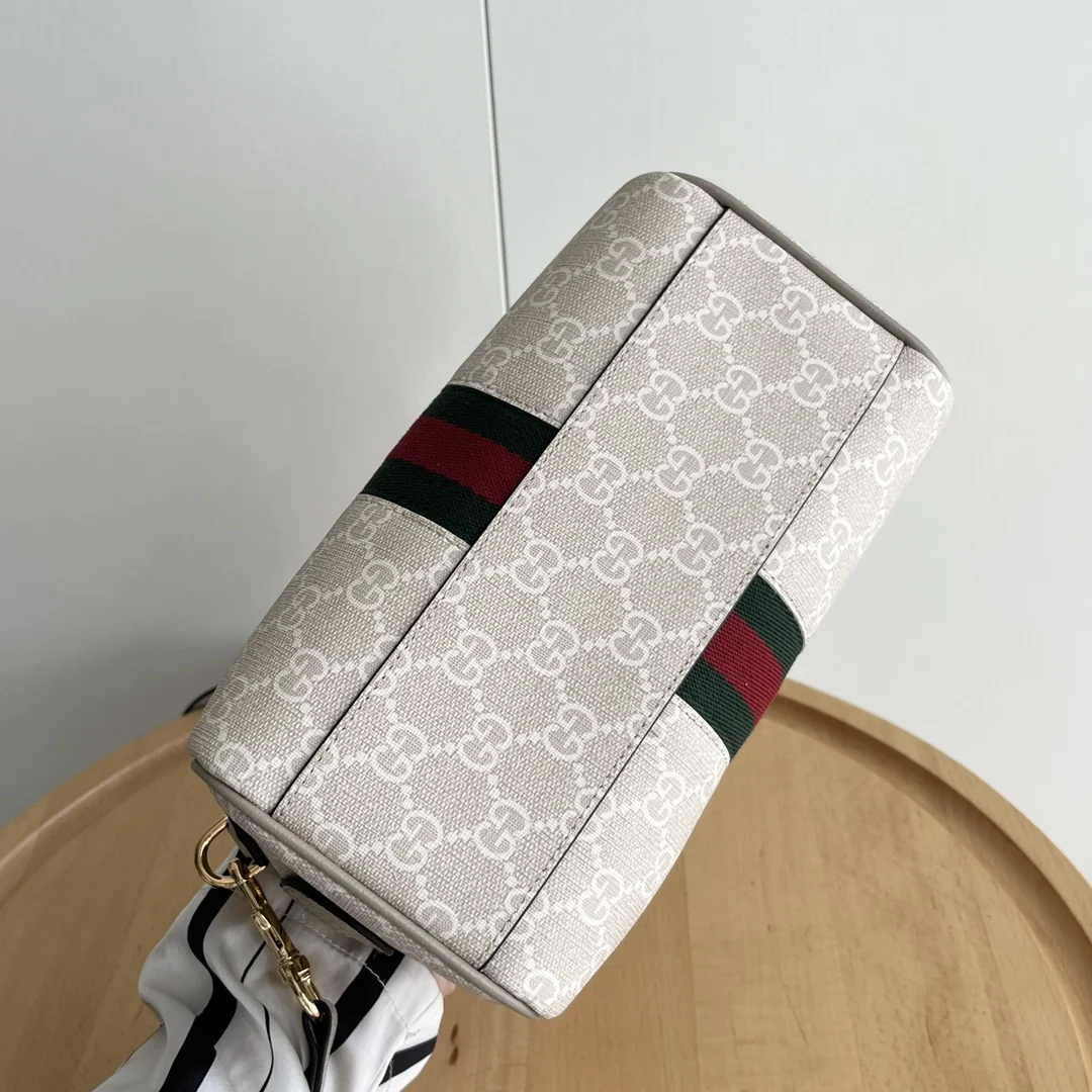 Gucci Supreme Handbag. Model: 772053