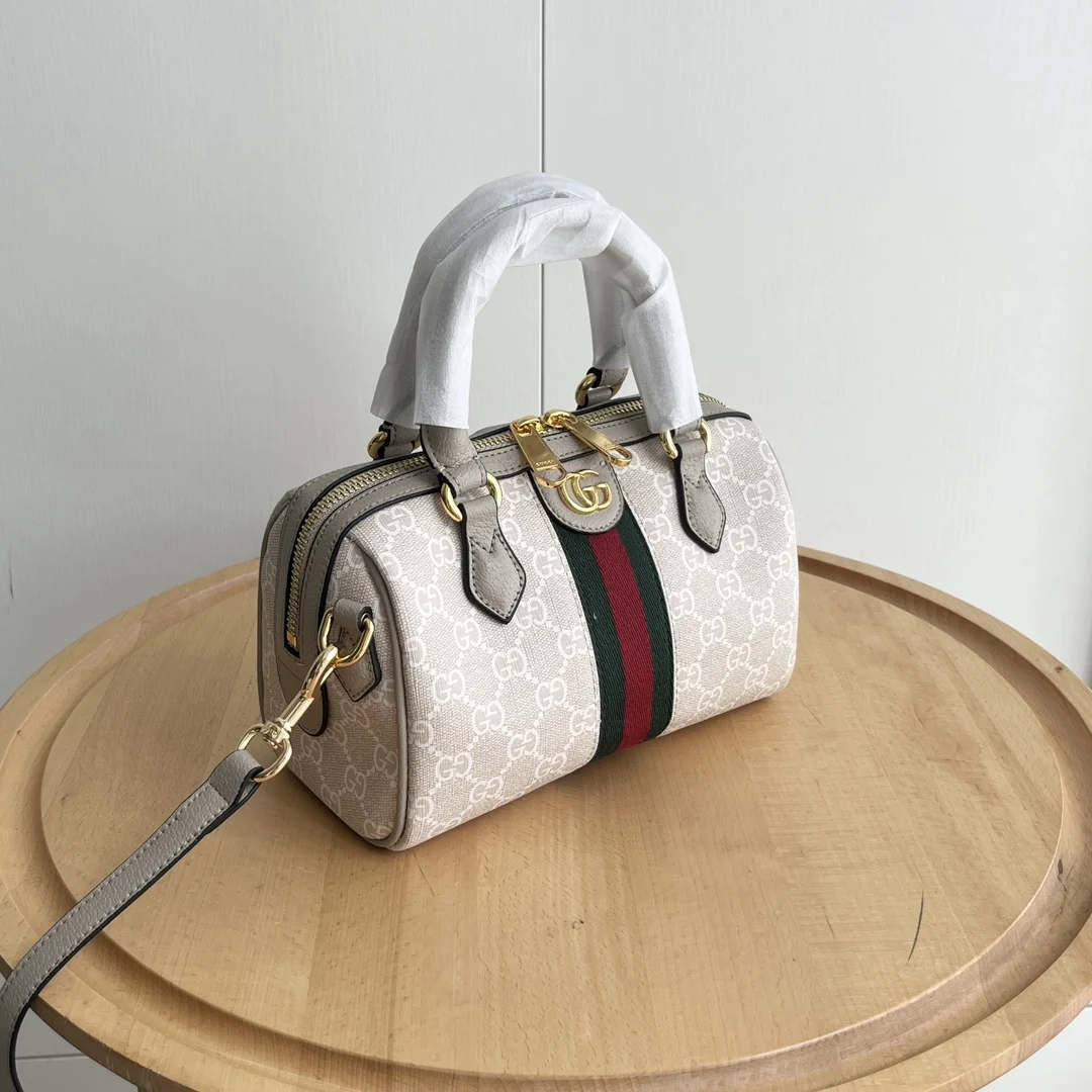 Gucci Supreme Handbag. Model: 772053