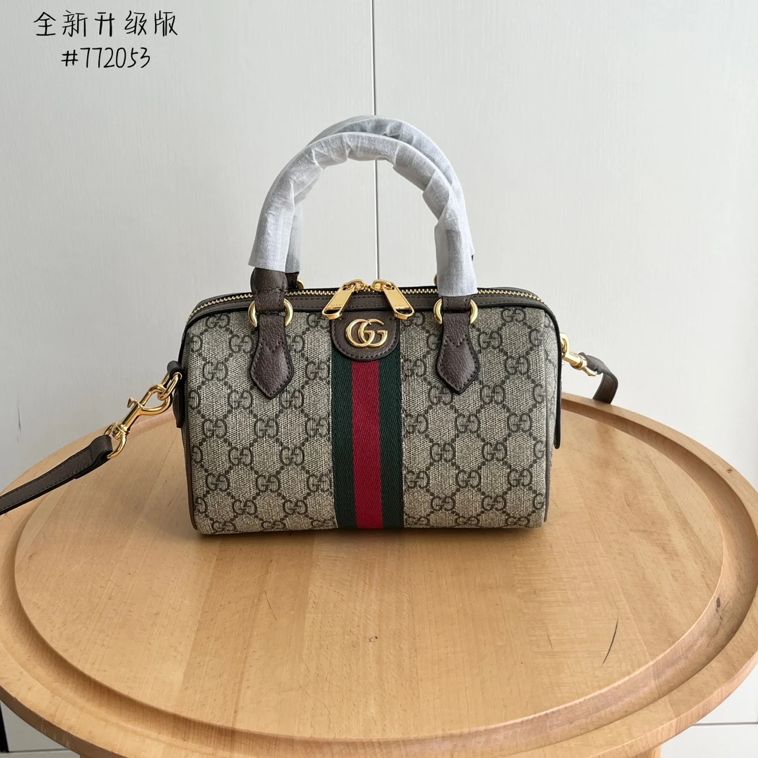 Gucci Supreme Handbag. Model: 772053