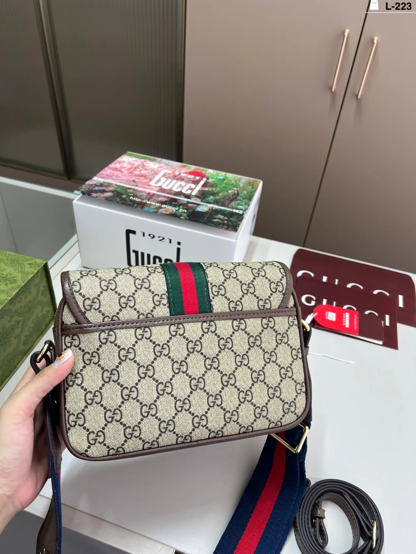 GUCCi Messenger Bag