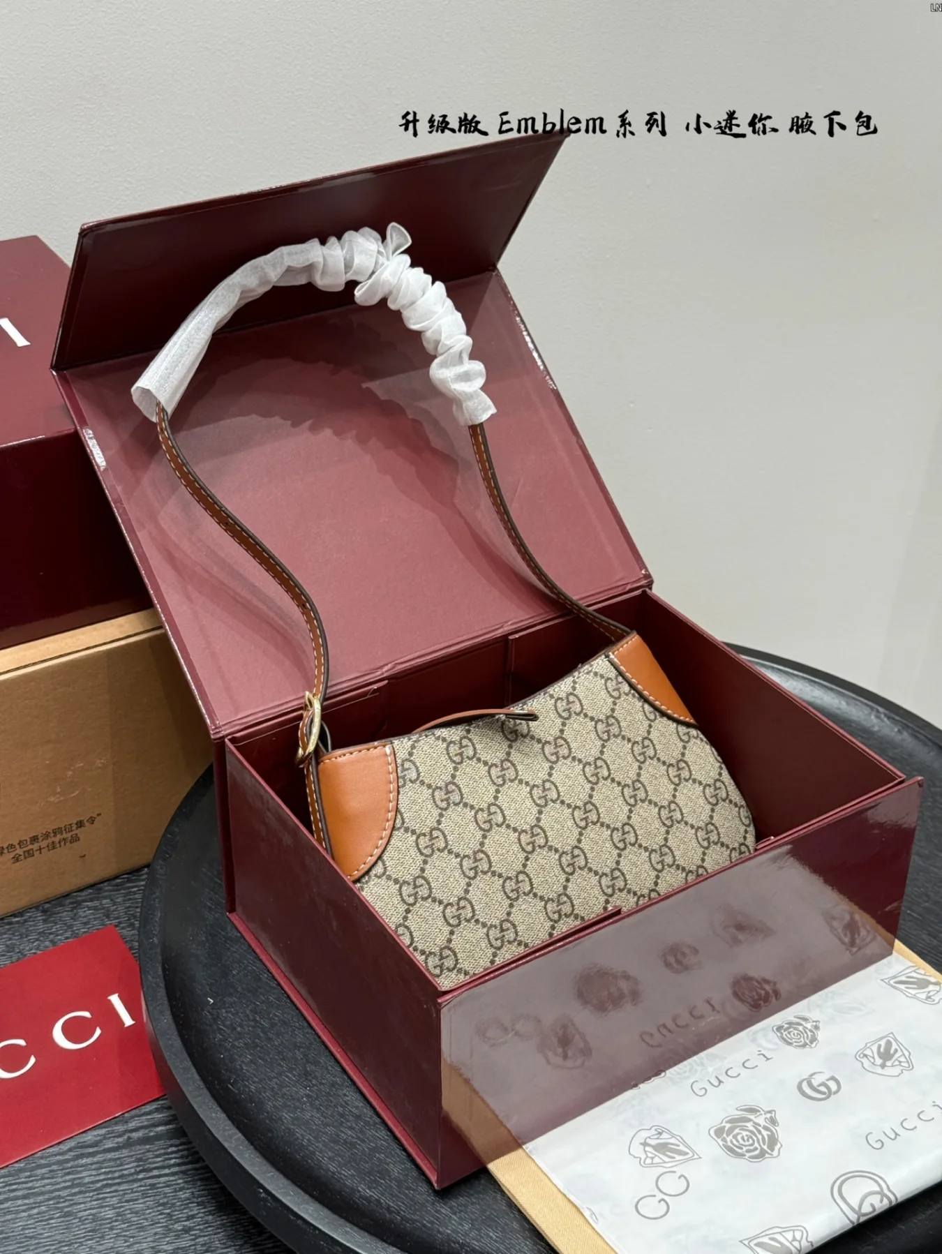 Gucci Emblem Series New Underarm Bag