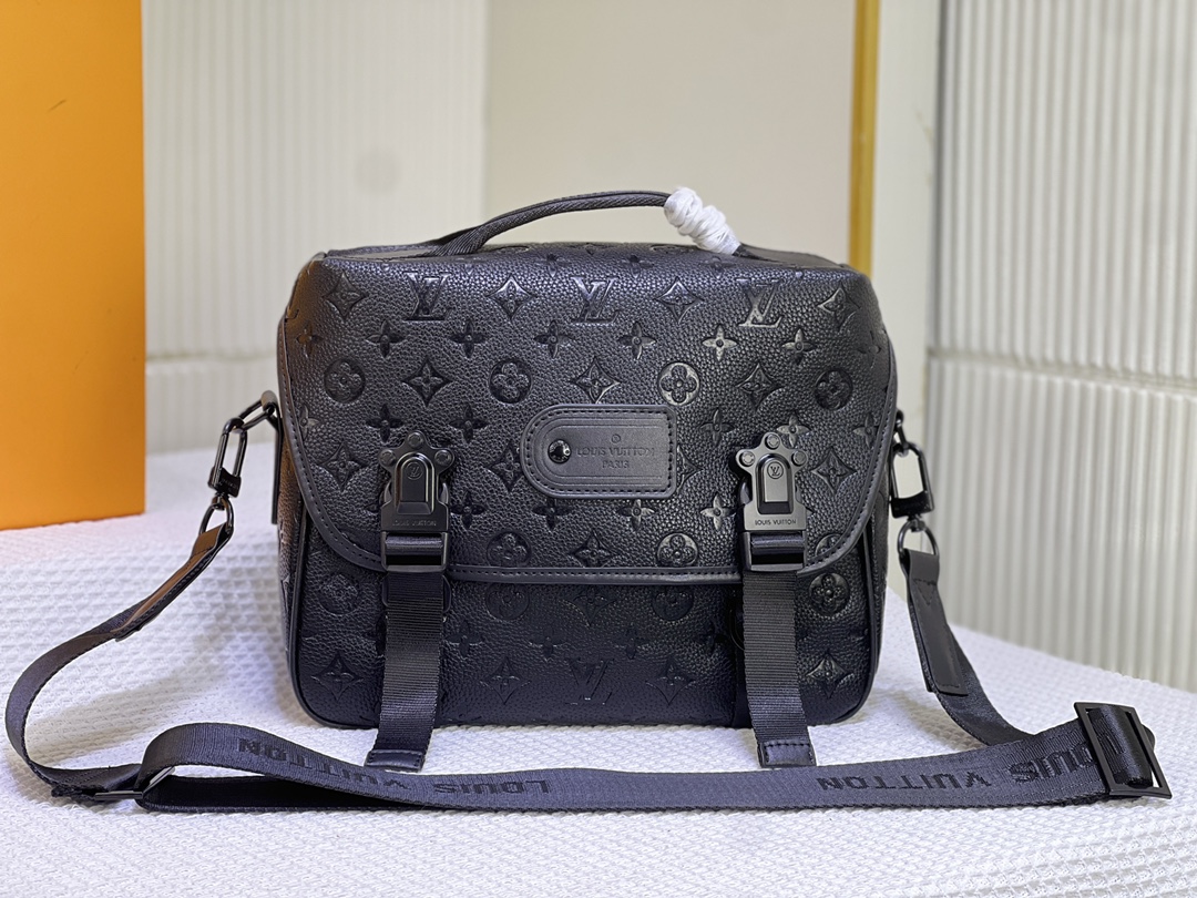 LV M46972 Trail Messenger - Monogram Macassar & Quick-Release Buckle