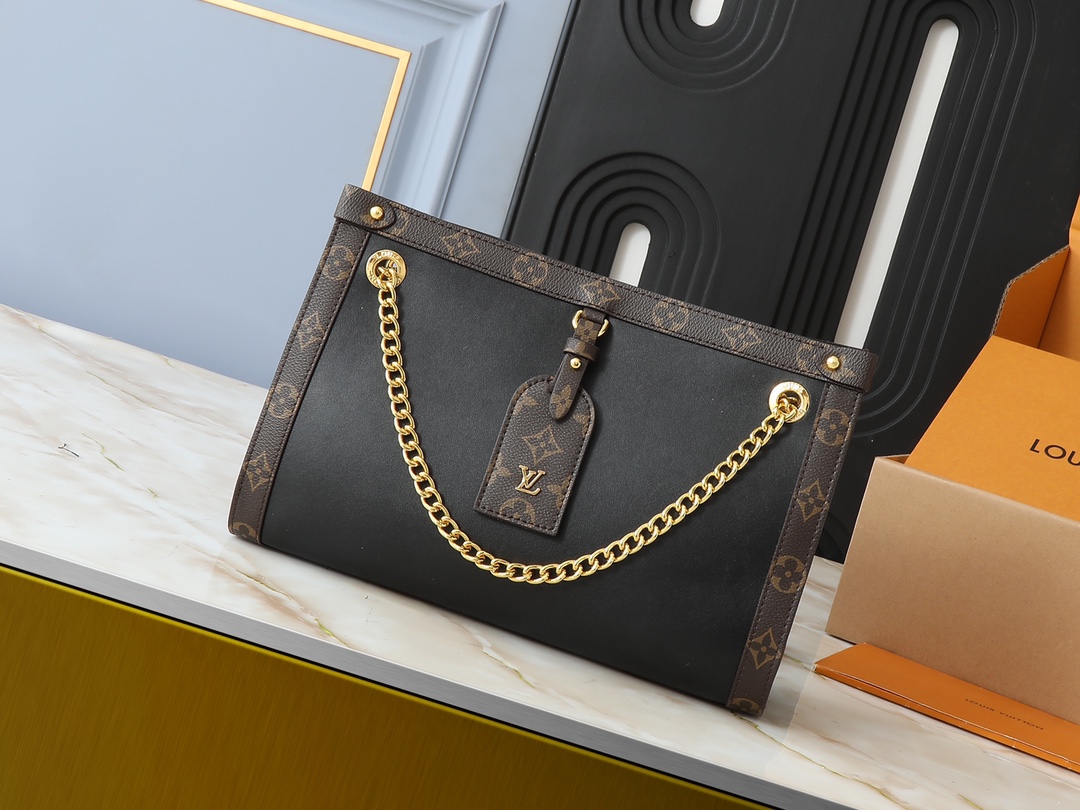 Louis Vuitton Nova small to medium handbag. M13137