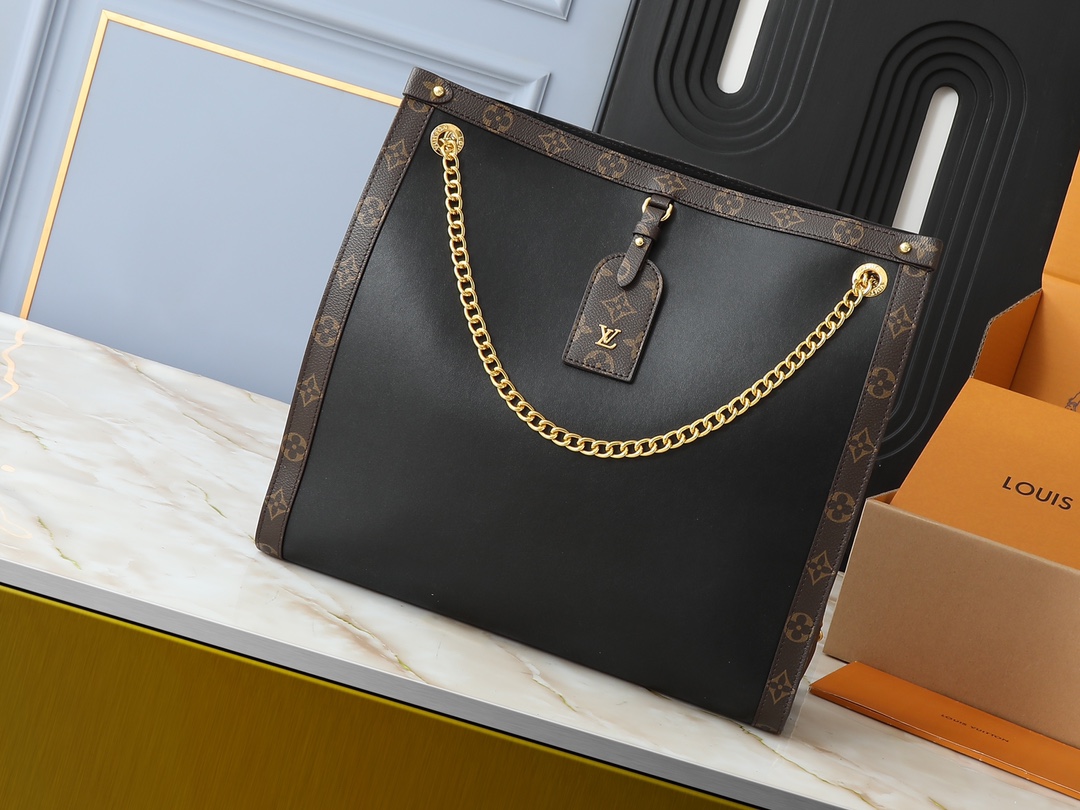 Louis Vuitton Nova small to medium handbag. M13137