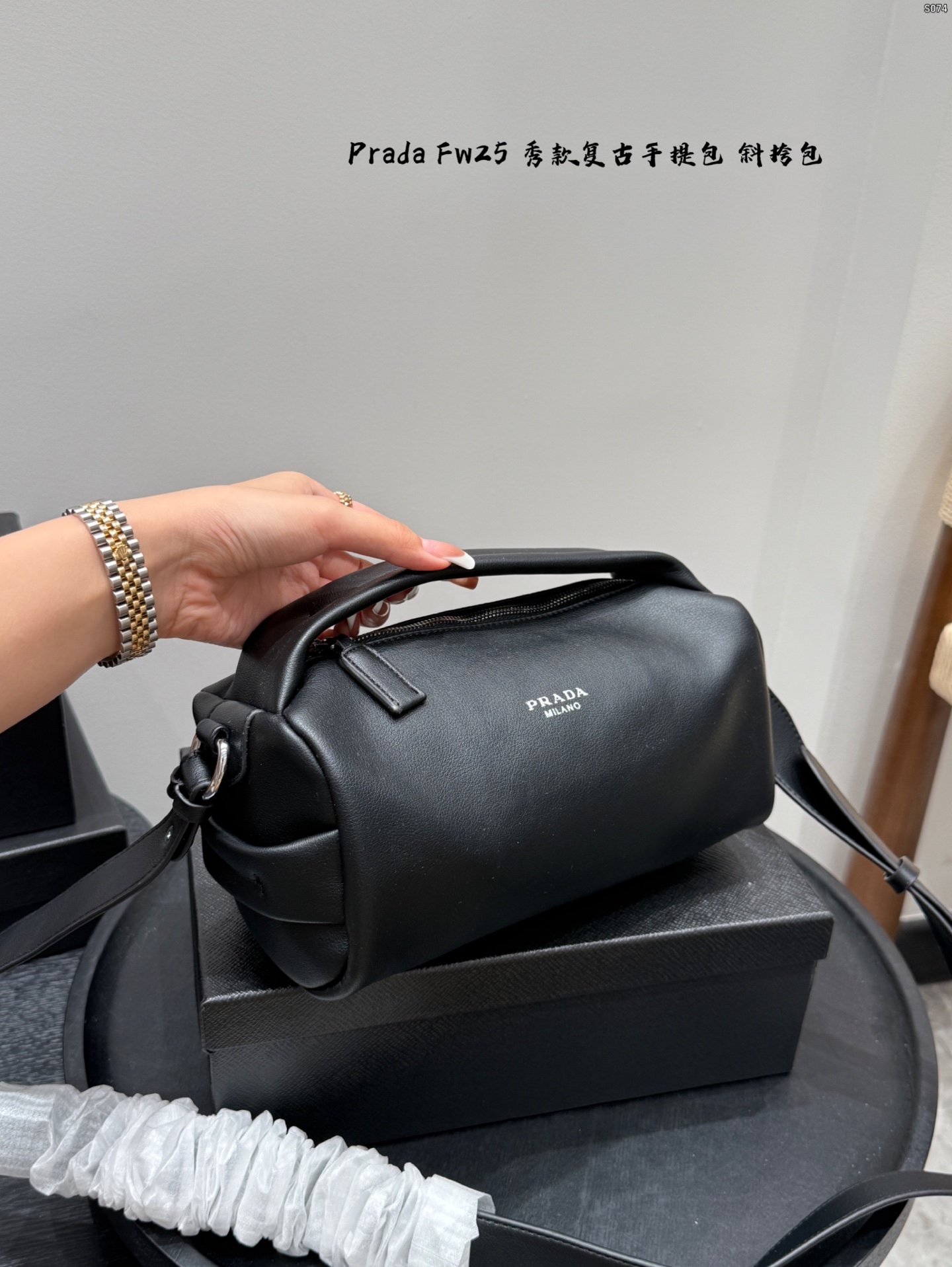 Prada  Leather Tote Bag Statement Piece for Daily Use