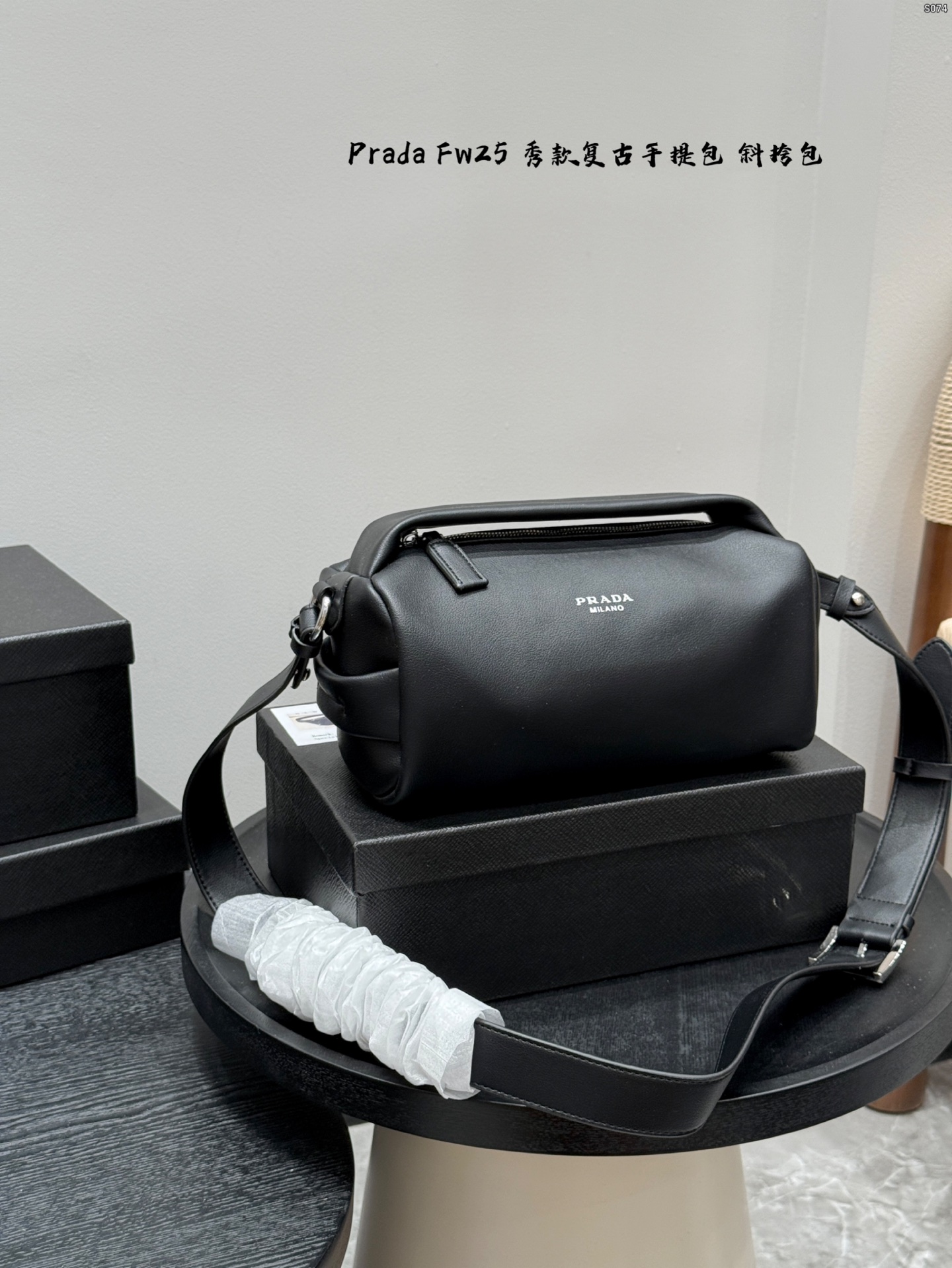 Prada  Leather Tote Bag Statement Piece for Daily Use