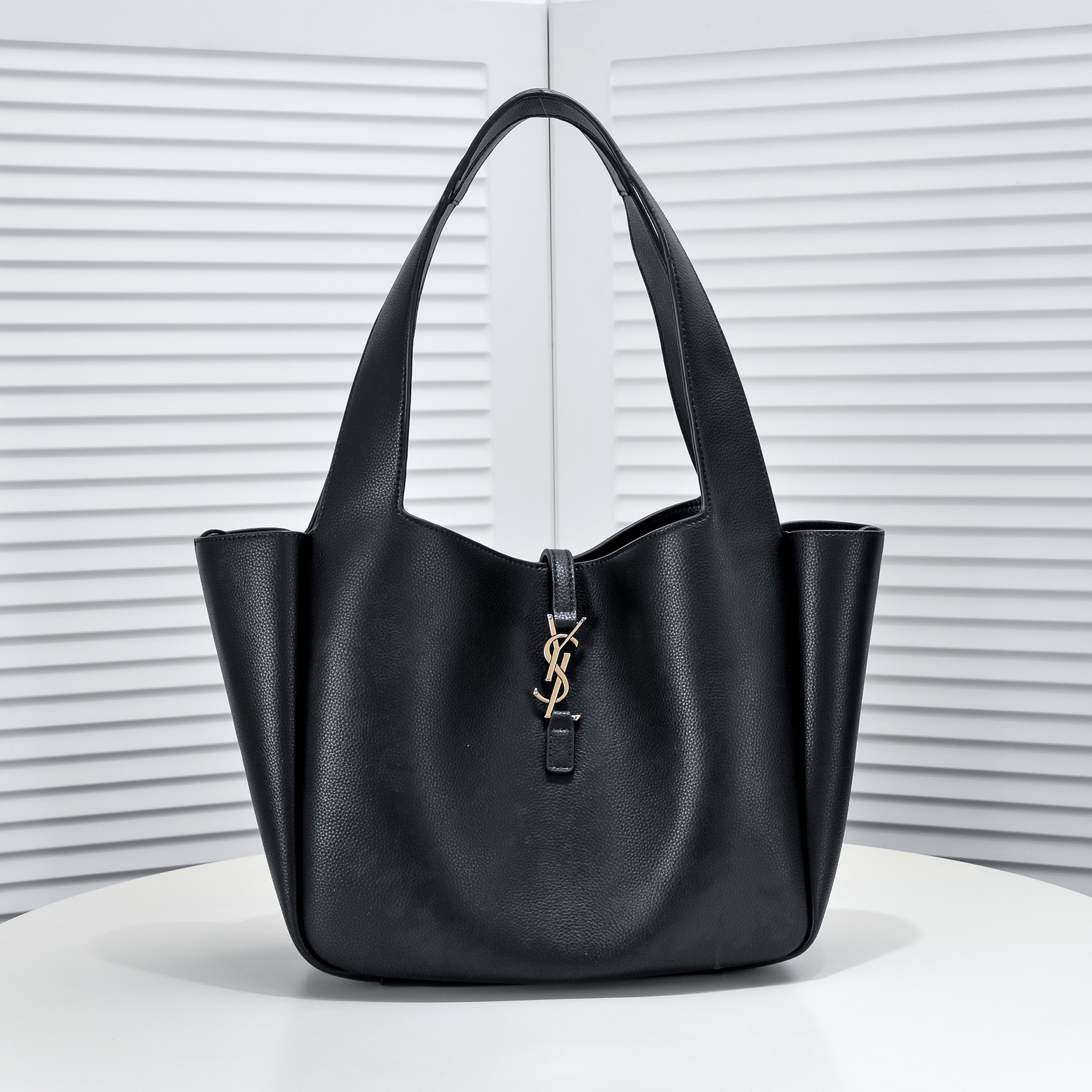 Saint Laurent LE 5 À 7 bea in grained leather Tote Bag